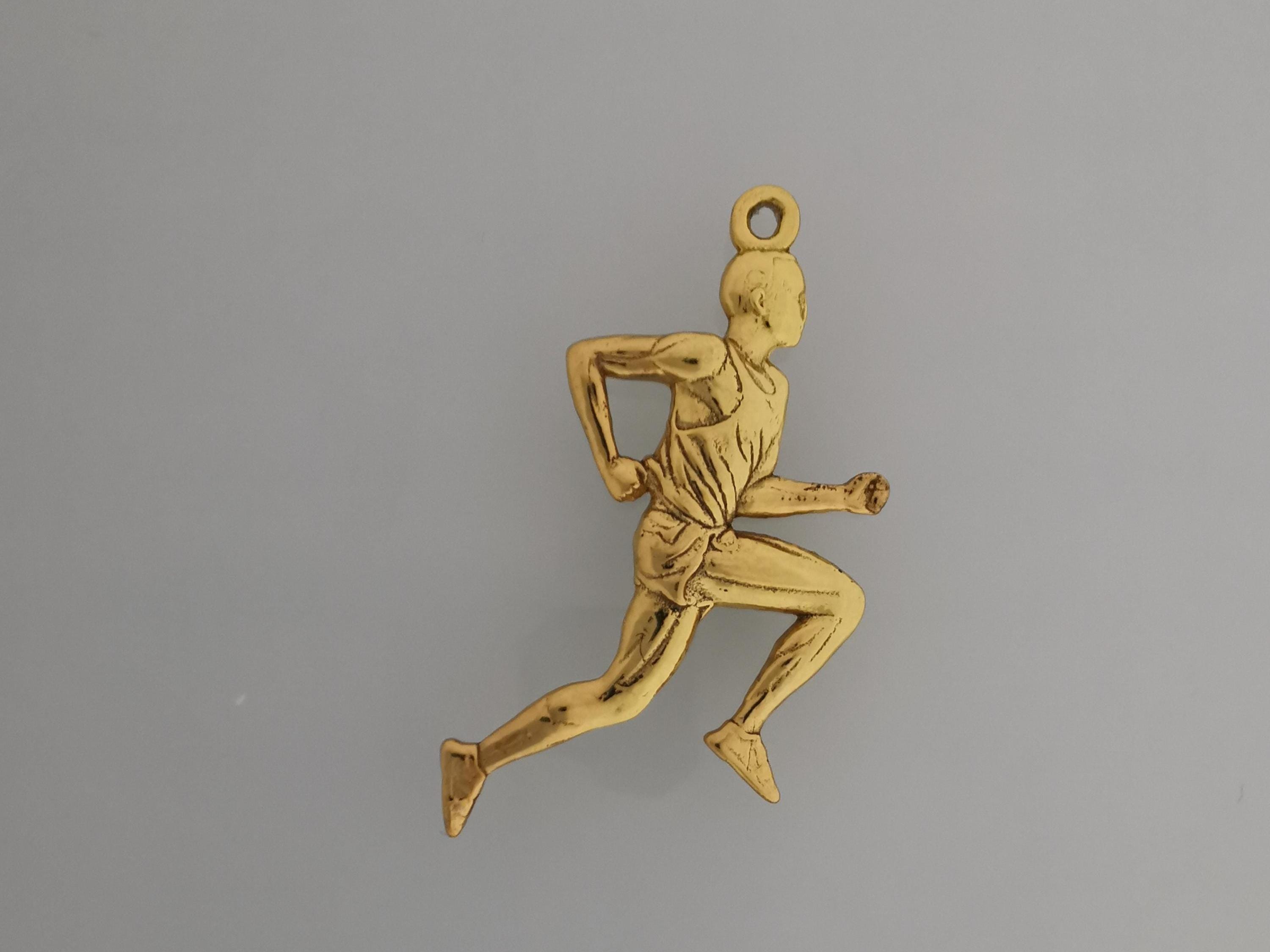 Атлет – Мъжки спортен медальон за бегачи, спринтьори и маратонци от сребро 925 с позлатено покритие – Ръчно изработено бижу талисман за лекоатлети – SSJ