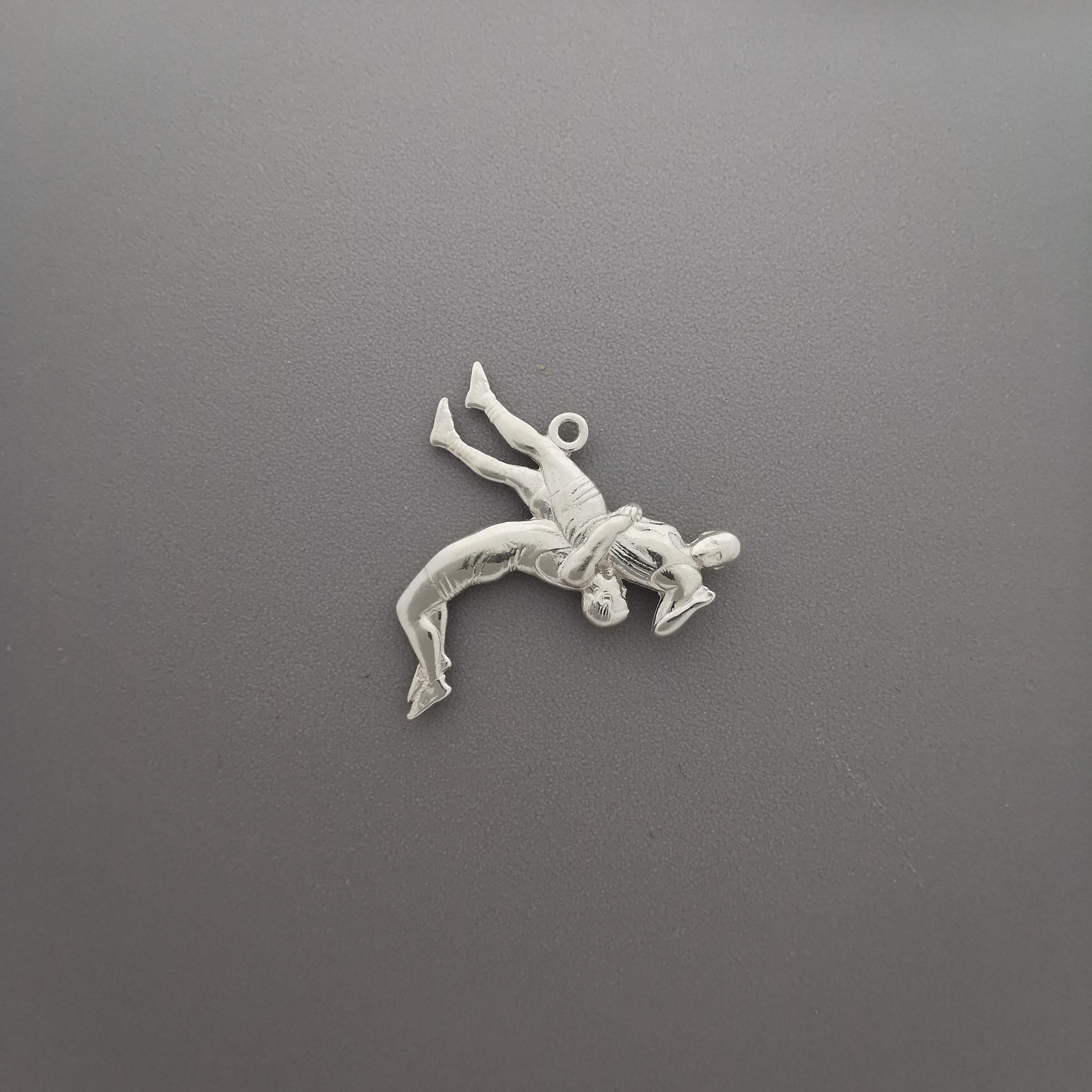 Борба – Мъжки спортен медальон за борба от сребро 925 – Ръчно изработено бижу талисман за спортисти, треньори и фенове на бойните изкуства – SSJ