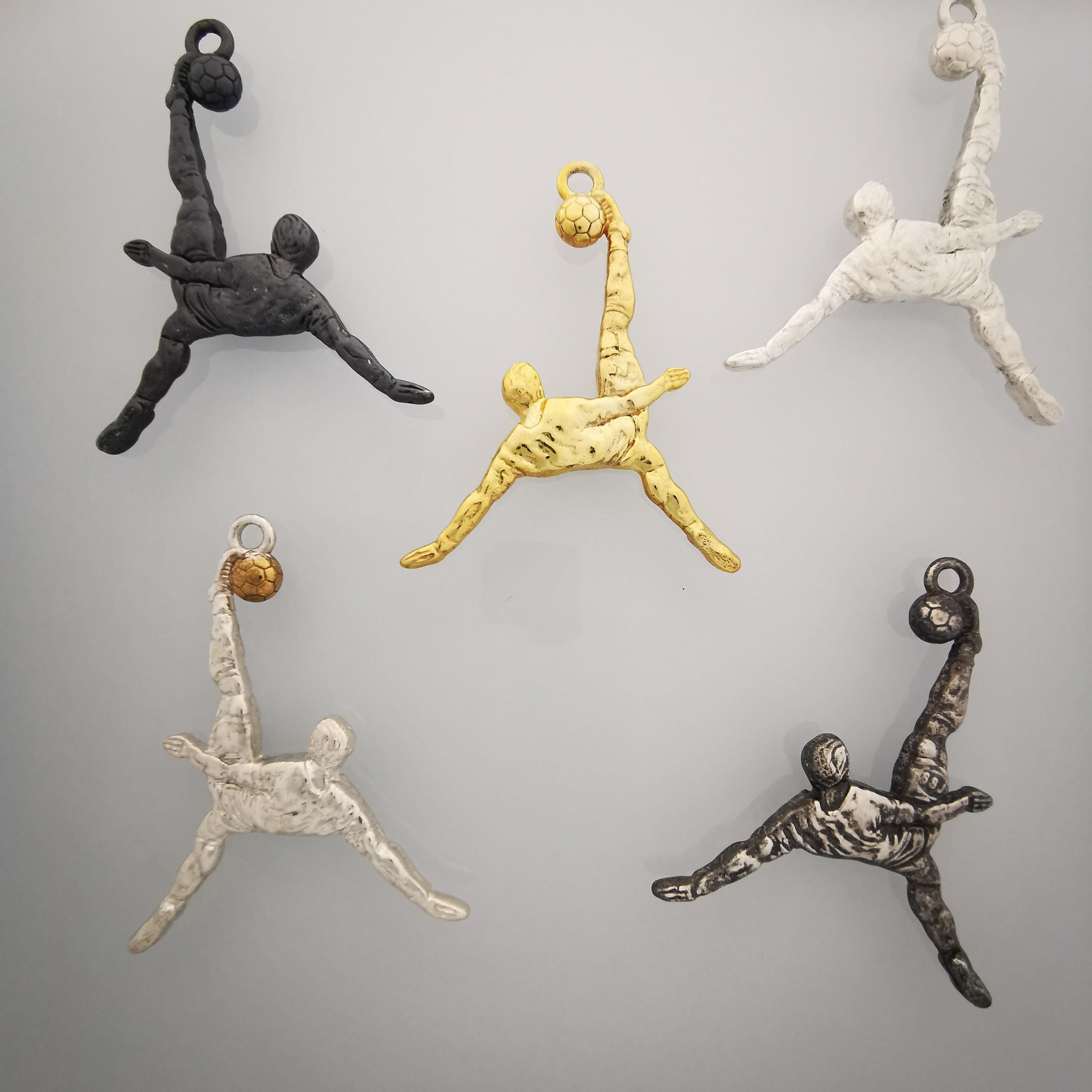 Футболист (задна ножица) – Мъжки спортен медальон от сребро 925 с оксидирано покритие – Ръчно изработено спортно бижу – Идеален подарък за мъж, фен на футбола – SSJ