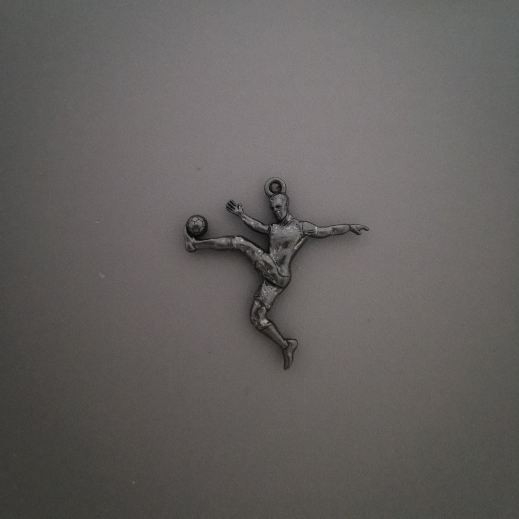 Футболист (воле) – Мъжки спортен медальон от сребро 925 с оксидирано покритие – Ръчно изработено спортно бижу – Идеален подарък за мъж, фен на футбола – SSJ