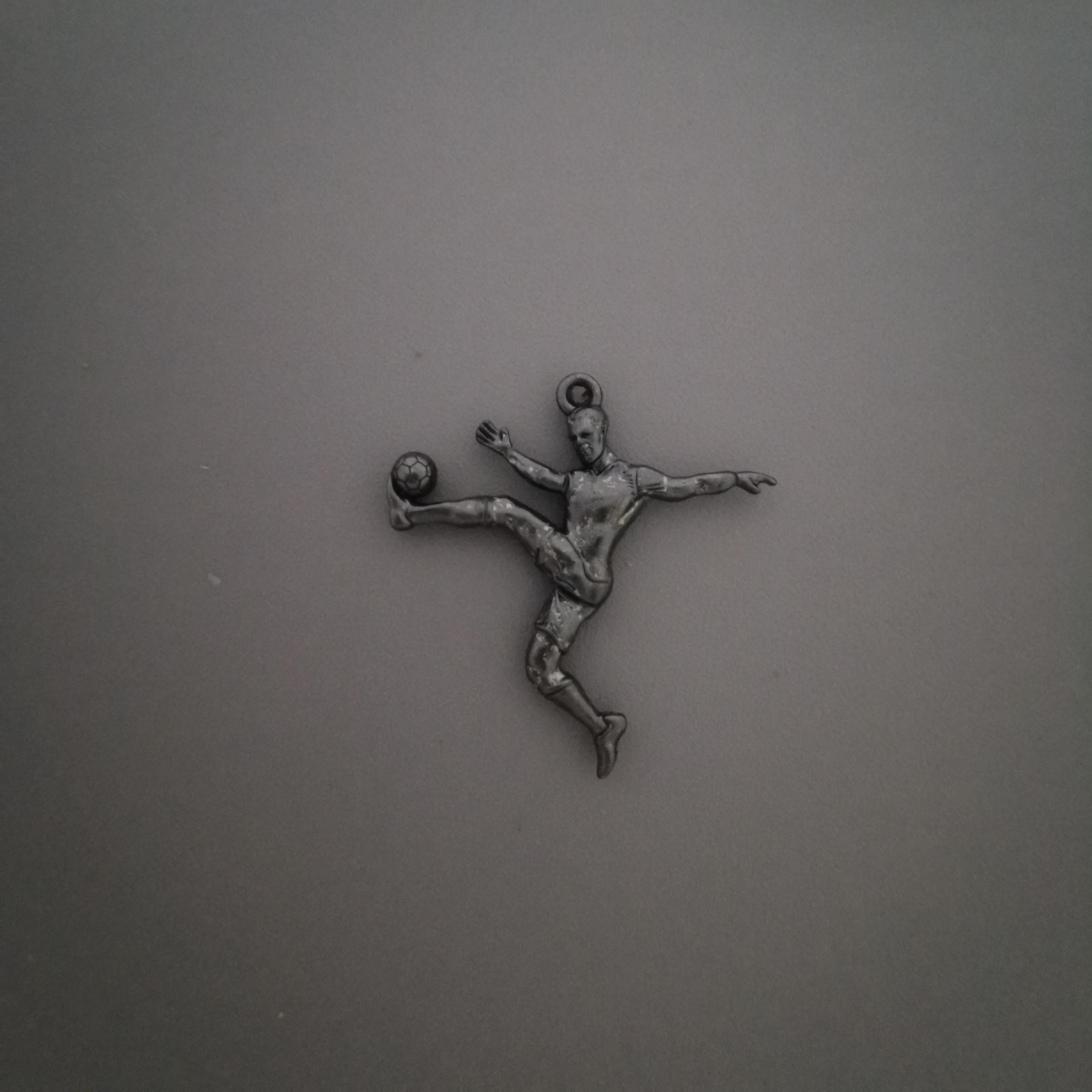 Футболист (воле) – Мъжки спортен медальон от сребро 925 с оксидирано покритие – Ръчно изработено спортно бижу – Идеален подарък за мъж, фен на футбола – SSJ