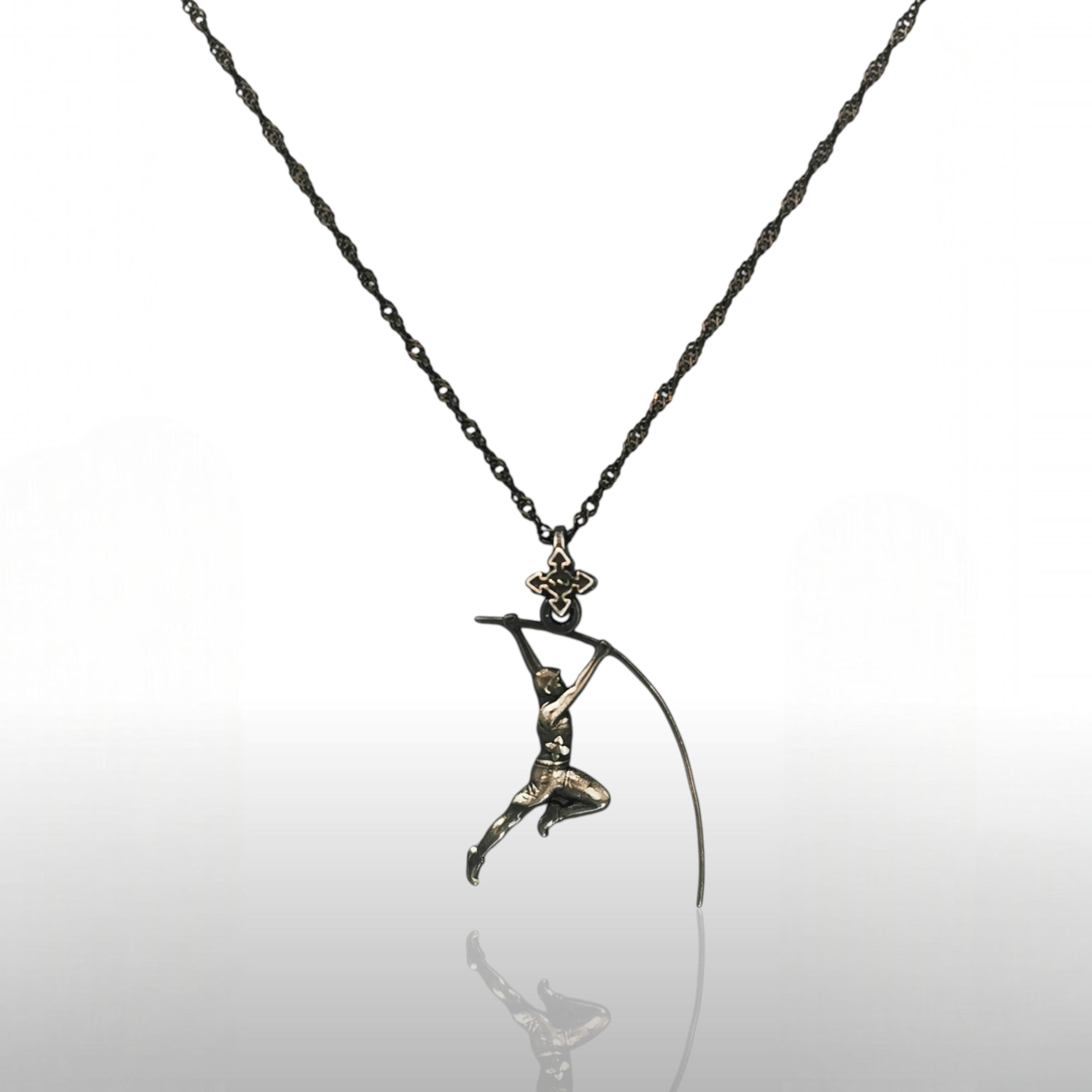 Овчарски скок – Мъжки спортен медальон от сребро 925 с винтидж покритие – Ръчно изработено спортно бижу – Идеален подарък за мъж, фен на леката атлетика – SSJ