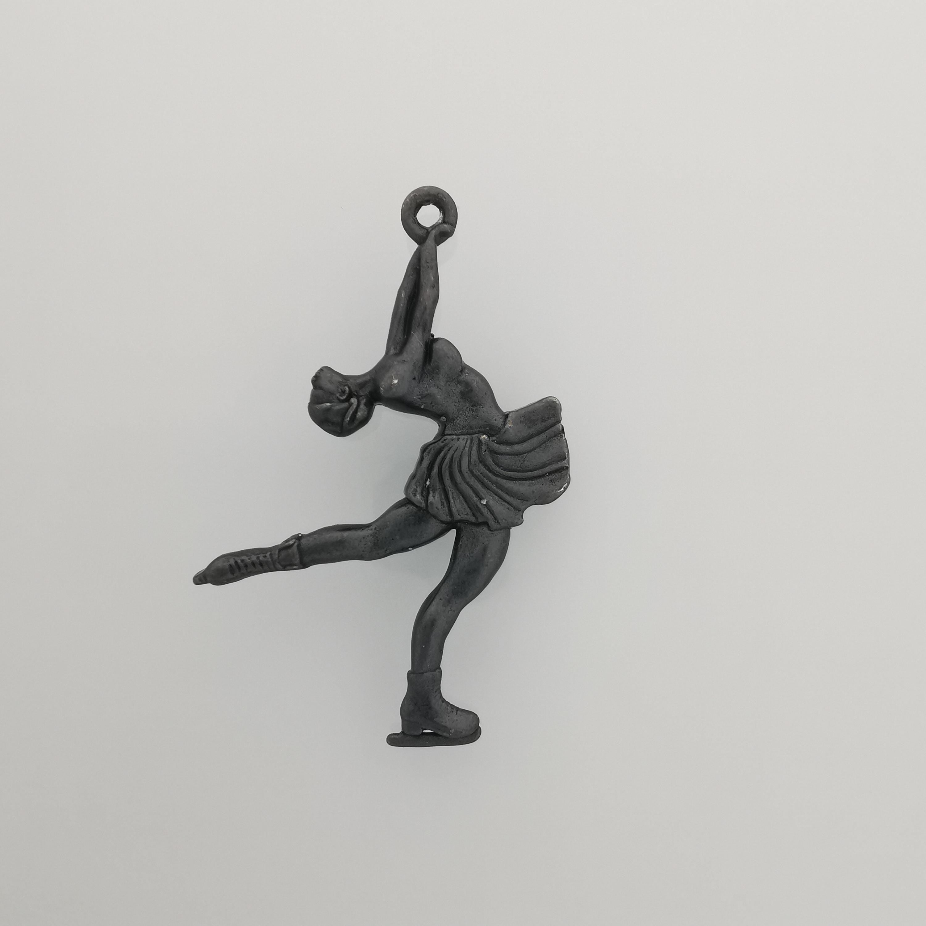 Фигурно пързаляне (пирует) – Дамски спортен медальон от сребро 925 с оксидирано покритие – Ръчно изработено спортно бижу – Идеален подарък за жена, фенка на фигурното пързаляне – SSJ