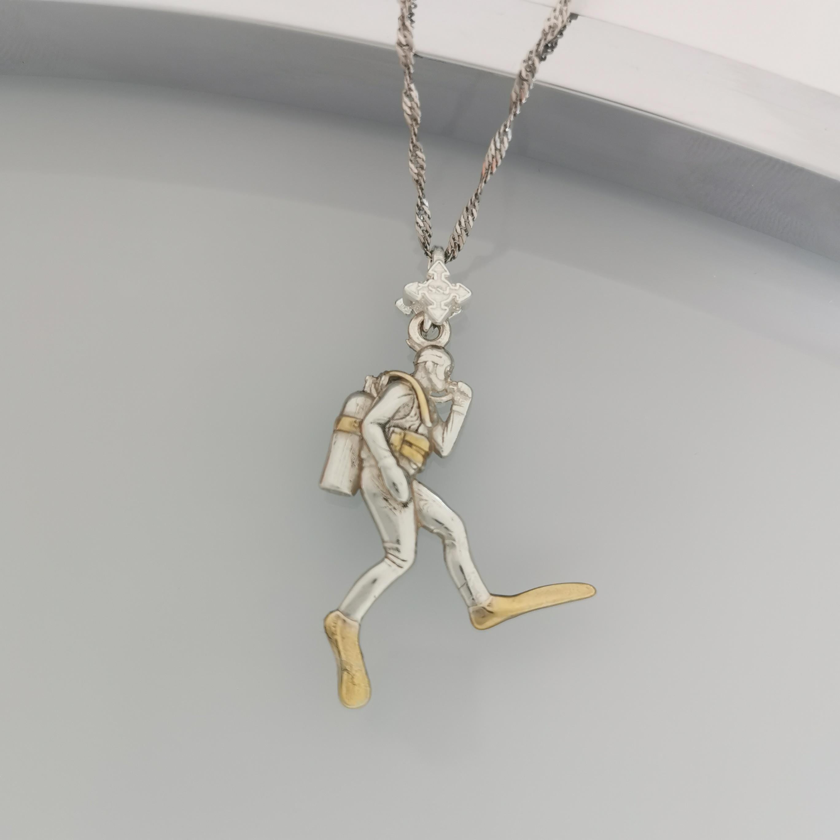 Гмуркач – Мъжки медальон Водолаз от сребро 925 с частично позлатено покритие – Ръчно изработено бижу Дайвинг за мъже с любов към морето – SSJ