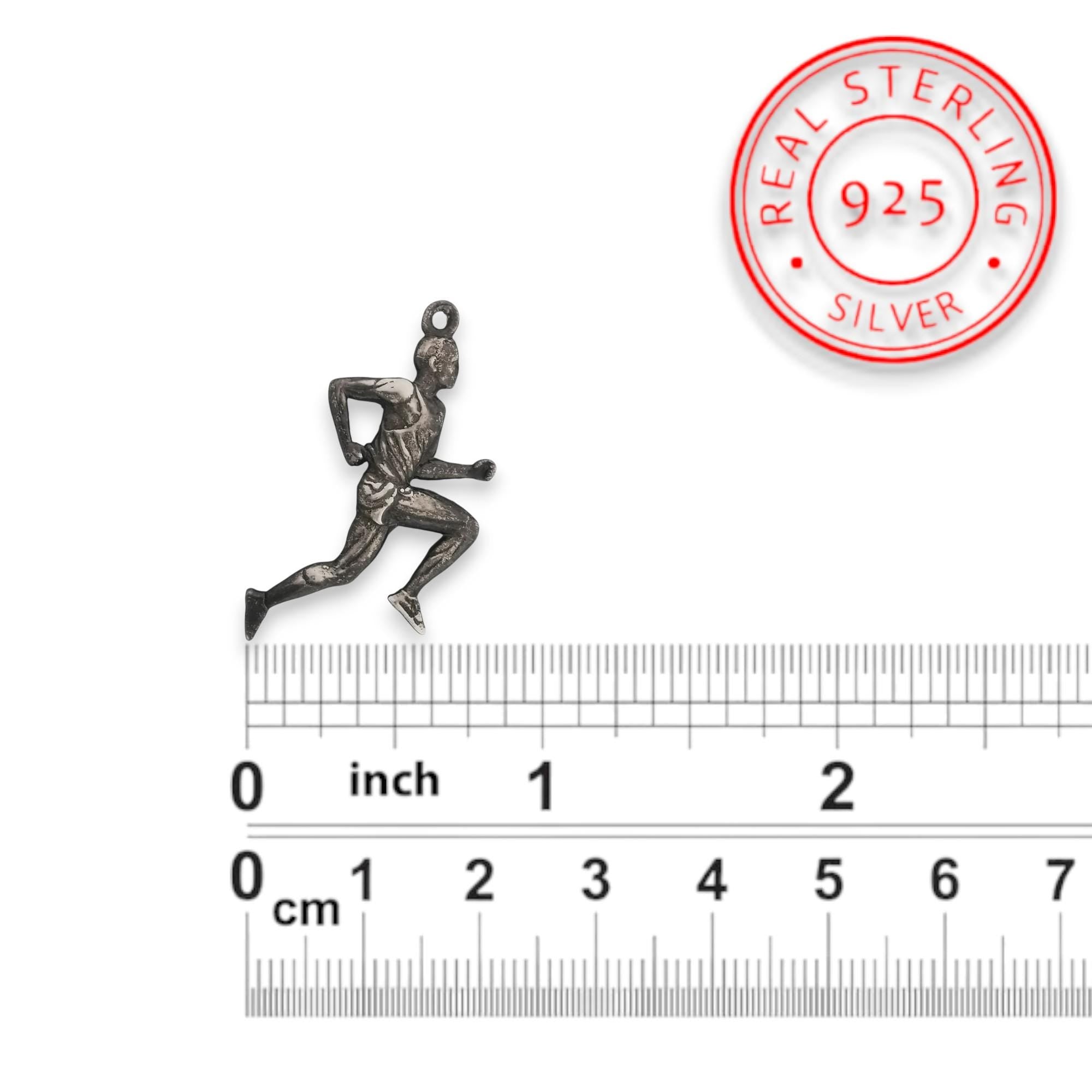 Атлет – Мъжки спортен медальон за бегачи, спринтьори и маратонци от сребро 925 с винтидж покритие – Ръчно изработено бижу талисман за лекоатлети – SSJ