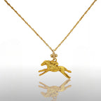 Конни надбягвания – Мъжки медальон „Жокей на състезателен кон“ – Позлатено покритие – Сребро 925 – Ръчно изработено спортно бижу/талисман за конен спорт – Идеален подарък за мъж – SSJ