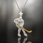 Хокеист (удар с шайба) – Мъжки спортен медальон от сребро 925 с частично позлатено покритие – Ръчно изработено спортно бижу – Идеален подарък за мъж, фен на хокея – SSJ