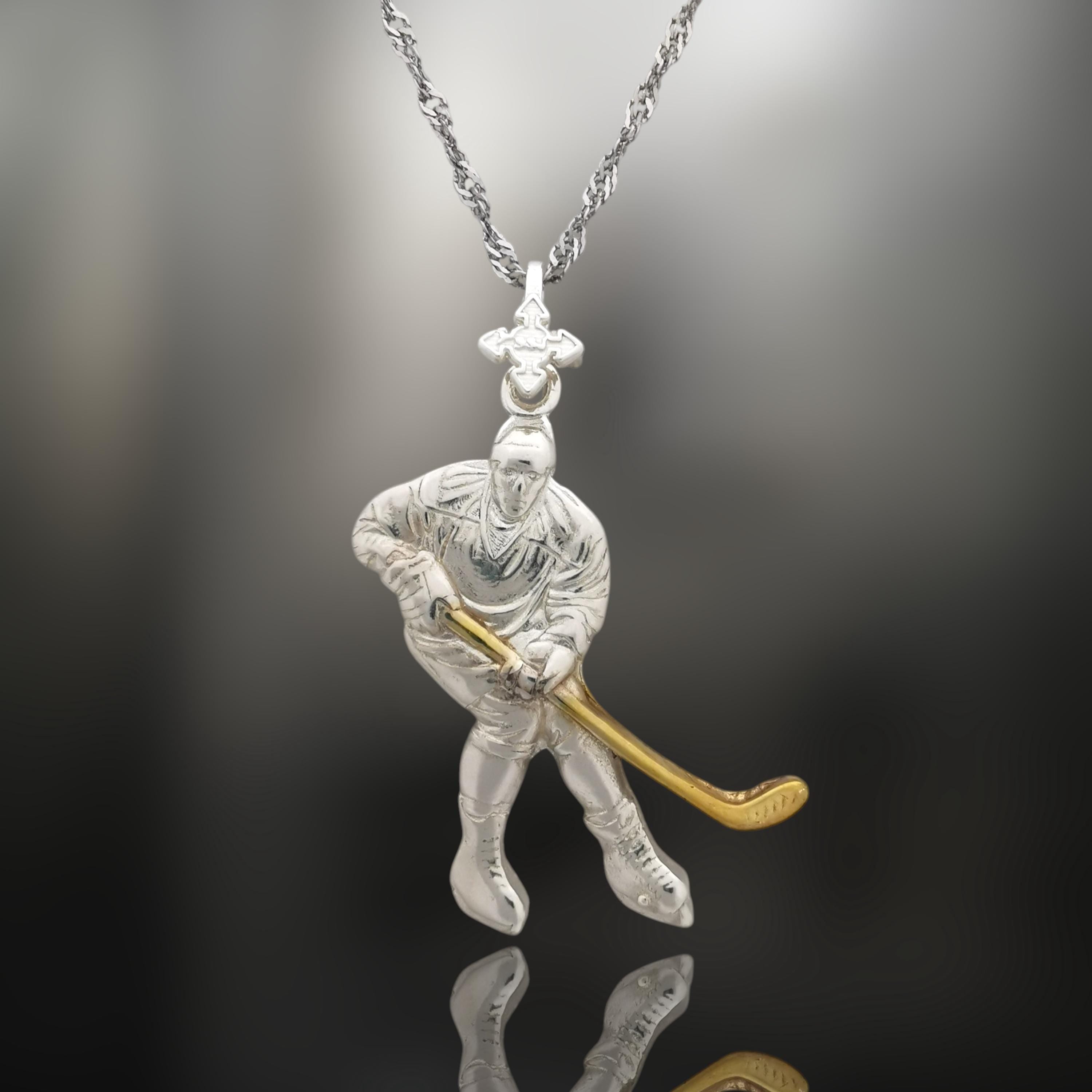 Хокеист (удар с шайба) – Мъжки спортен медальон от сребро 925 с частично позлатено покритие – Ръчно изработено спортно бижу – Идеален подарък за мъж, фен на хокея – SSJ