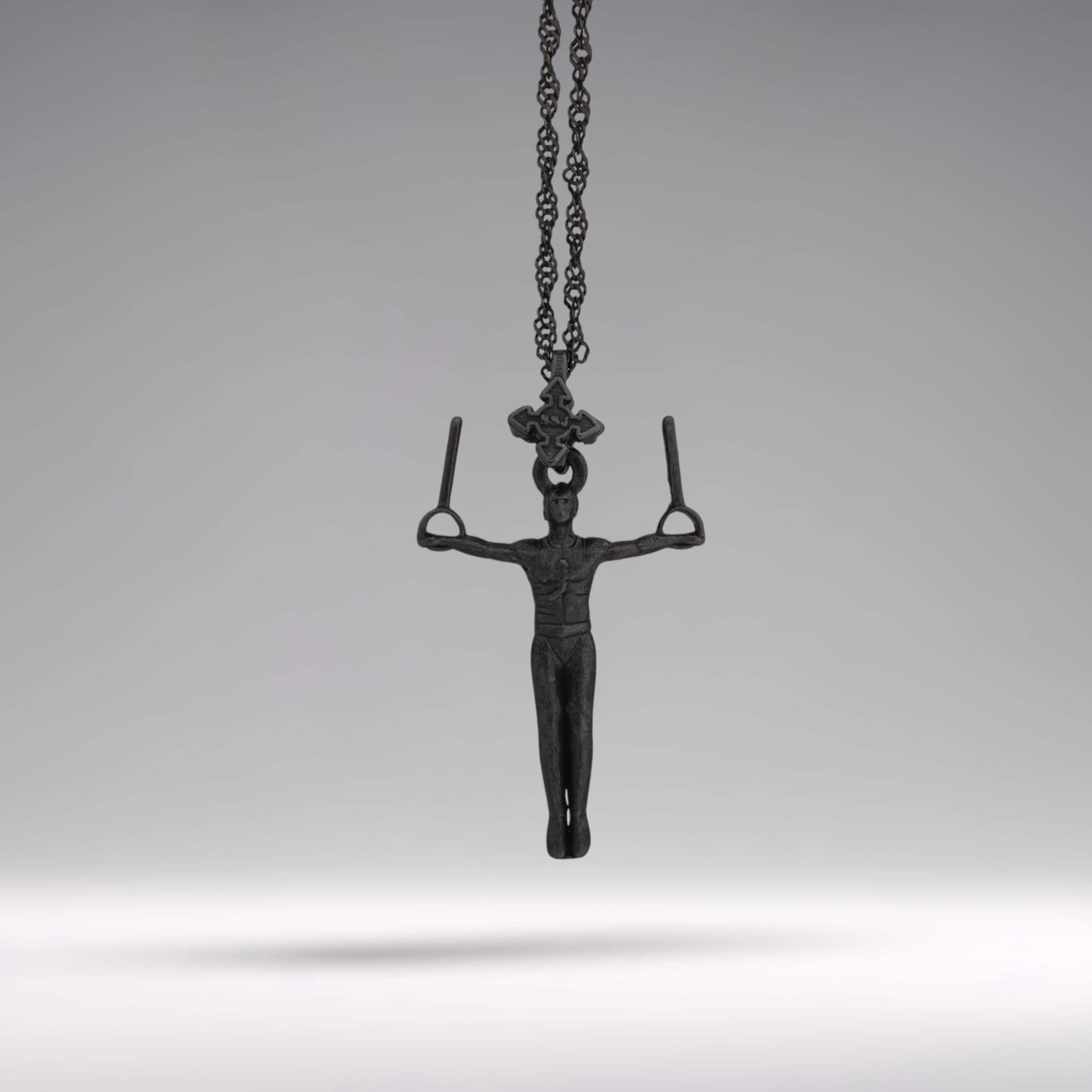 Мъжко спортно бижу от сребро 925 – Оксидиран медальон „Гимнастик на халки“ – Ръчно изработен талисман за гимнастици и спортисти – Идеален подарък за спортист, треньор или фен