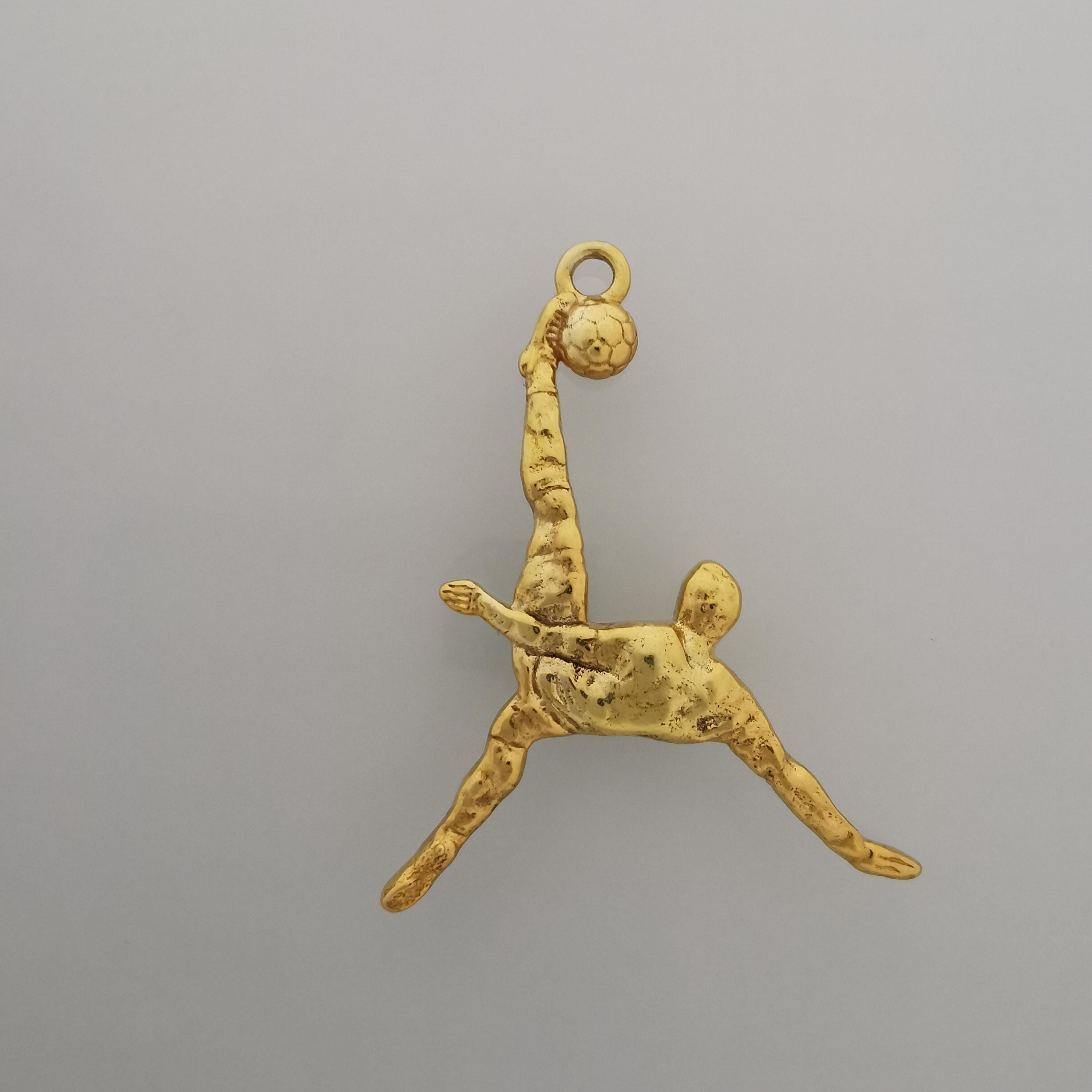 Футболист (задна ножица) – Мъжки спортен медальон от сребро 925 с позлатено покритие – Ръчно изработено спортно бижу – Идеален подарък за мъж, фен на футбола – SSJ