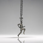 Атлет – Мъжки спортен медальон за бегачи, спринтьори и маратонци от сребро 925 с винтидж покритие – Ръчно изработено бижу талисман за лекоатлети – SSJ