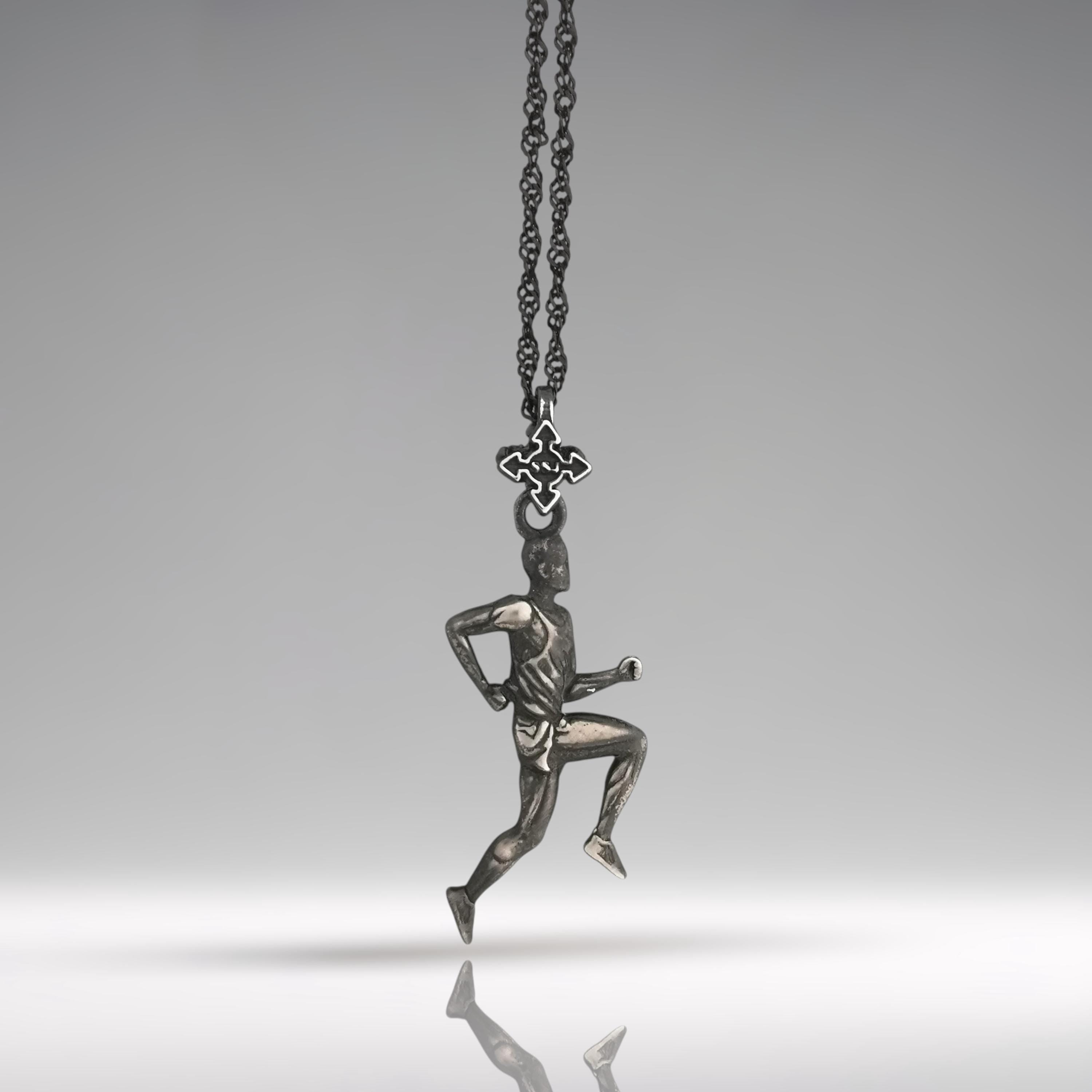 Атлет – Мъжки спортен медальон за бегачи, спринтьори и маратонци от сребро 925 с винтидж покритие – Ръчно изработено бижу талисман за лекоатлети – SSJ