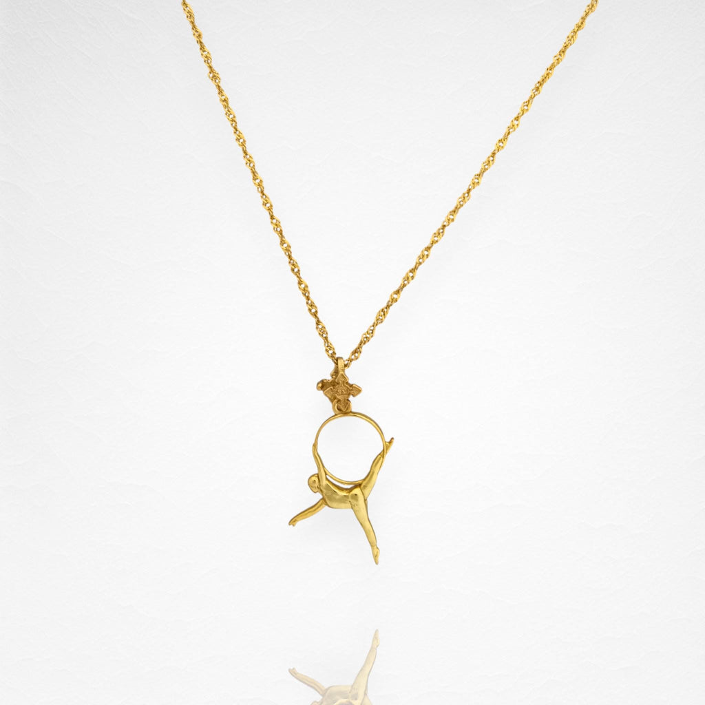 Въздушна акробатика – Женски спортен медальон от сребро 925 с 18K позлатено покритие – Ръчно изработено бижу талисман за гимнастички и танцьорки – Идеален подарък за спортист, треньор или фен – SSJ