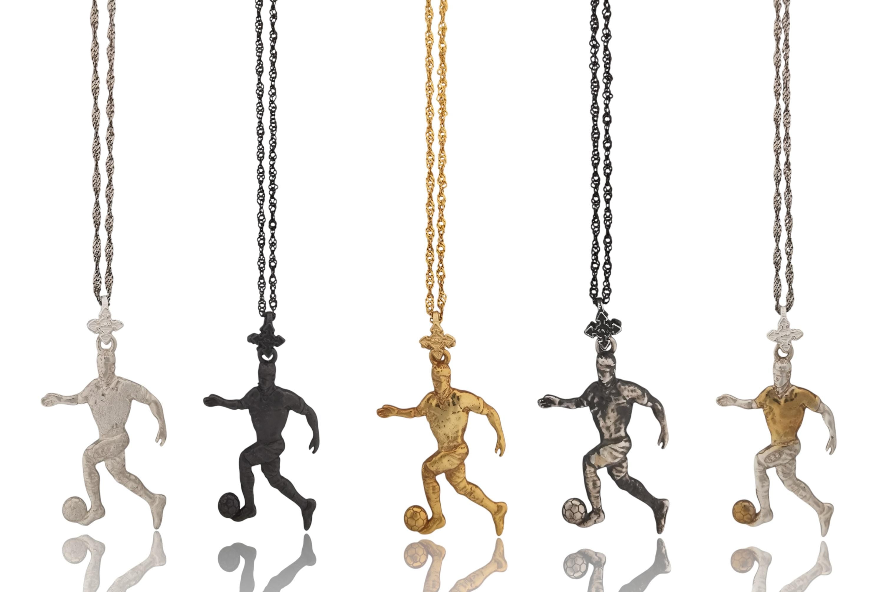 Футболист – Мъжки спортен медальон от сребро 925 с оксидирано покритие – Ръчно изработено спортно бижу – Идеален подарък за мъж, фен на футбола – SSJ