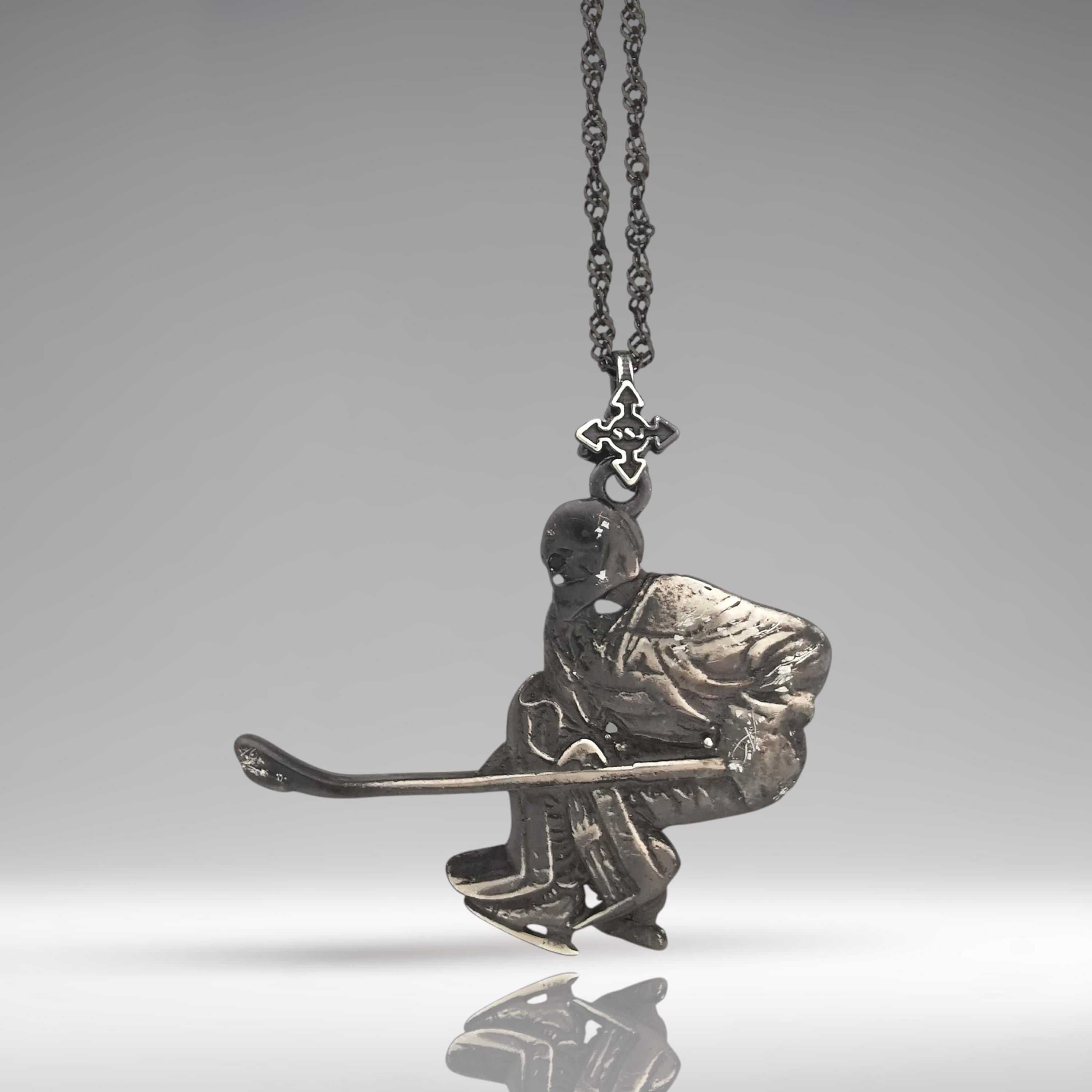 Хокеист (вратар) – Мъжки спортен медальон от сребро 925 с винтидж покритие – Ръчно изработено спортно бижу – Идеален подарък за мъж, фен на хокея – SSJ