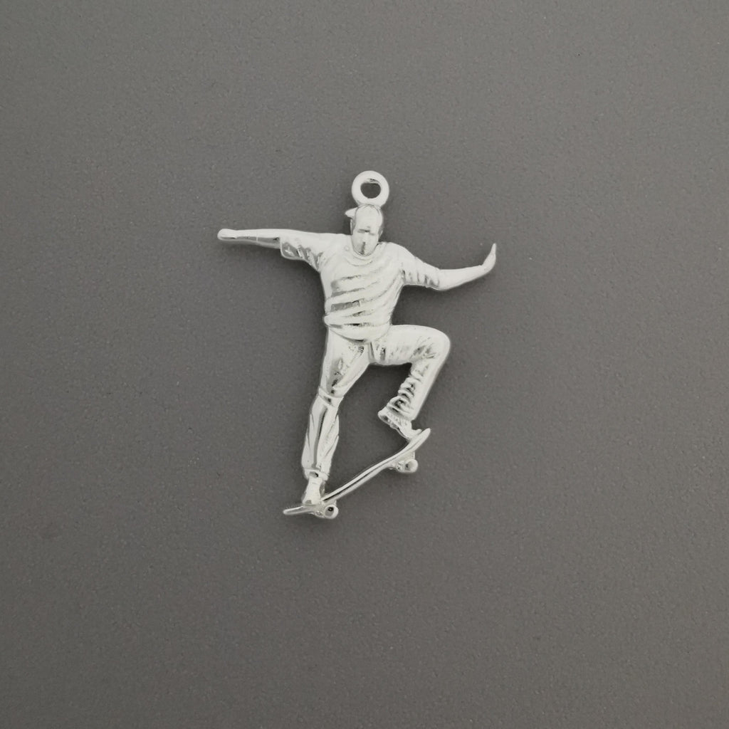 Скейтбордист – Мъжки спортен медальон от сребро 925 в класическо сребро – Ръчно изработено спортно бижу – Идеален подарък за мъж, фен на скейтборда – SSJ