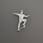 Скейтбордист – Мъжки спортен медальон от сребро 925 в класическо сребро – Ръчно изработено спортно бижу – Идеален подарък за мъж, фен на скейтборда – SSJ