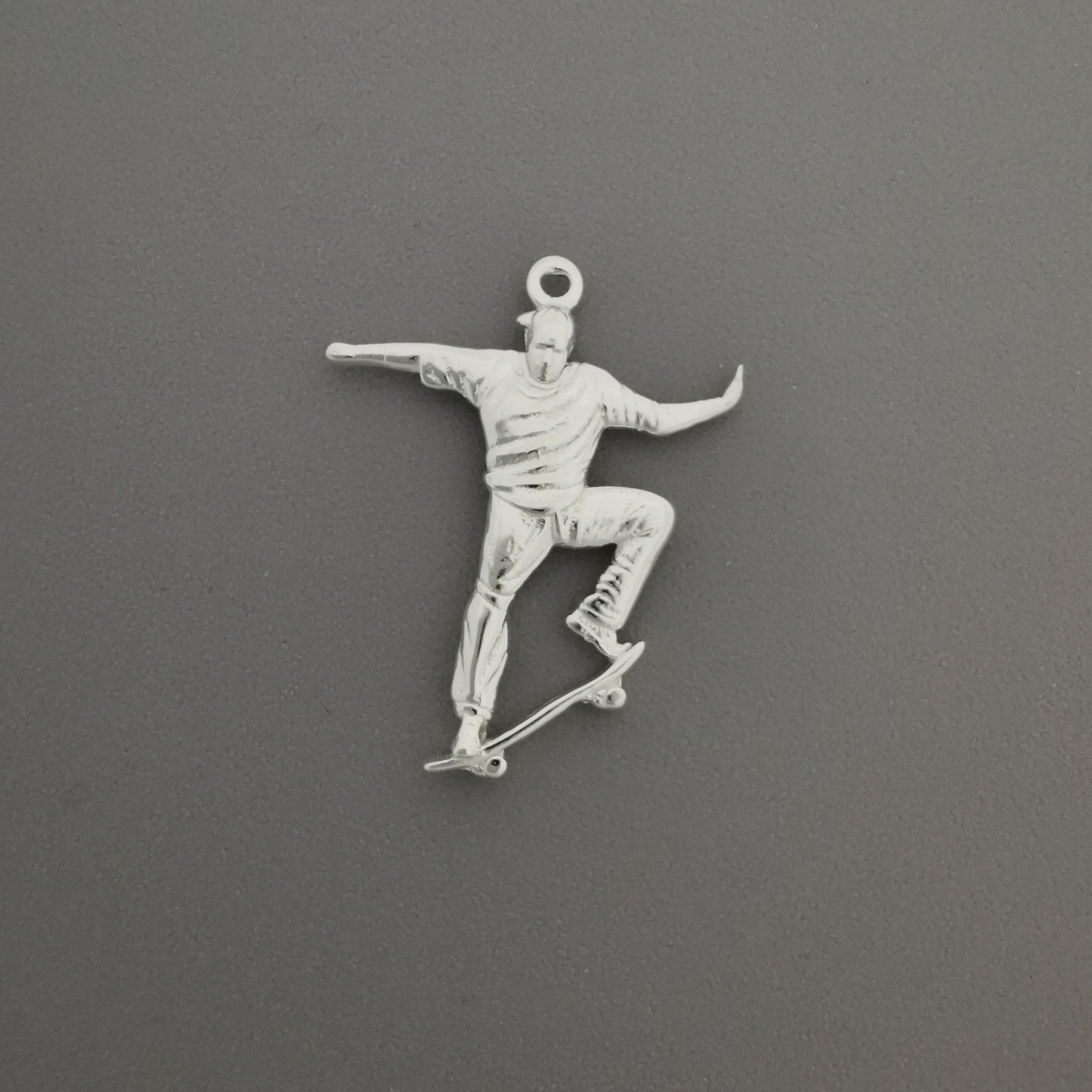 Скейтбордист – Мъжки спортен медальон от сребро 925 в класическо сребро – Ръчно изработено спортно бижу – Идеален подарък за мъж, фен на скейтборда – SSJ