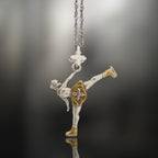 Фигурно пързаляне (спирала) – Дамски спортен медальон от сребро 925 с частично позлатено покритие – Ръчно изработено спортно бижу – Идеален подарък за жена, фенка на фигурното пързаляне – SSJ