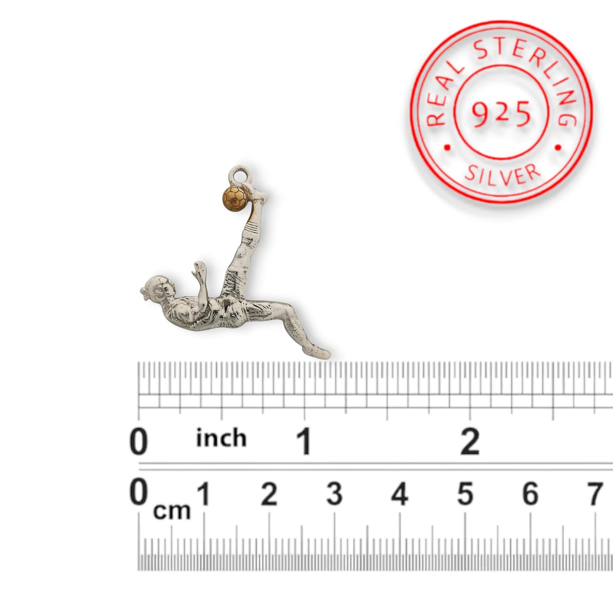 Футболист (задна ножица) – Мъжки спортен медальон от сребро 925 с винтидж покритие – Ръчно изработено спортно бижу – Идеален подарък за мъж, фен на футбола – SSJ