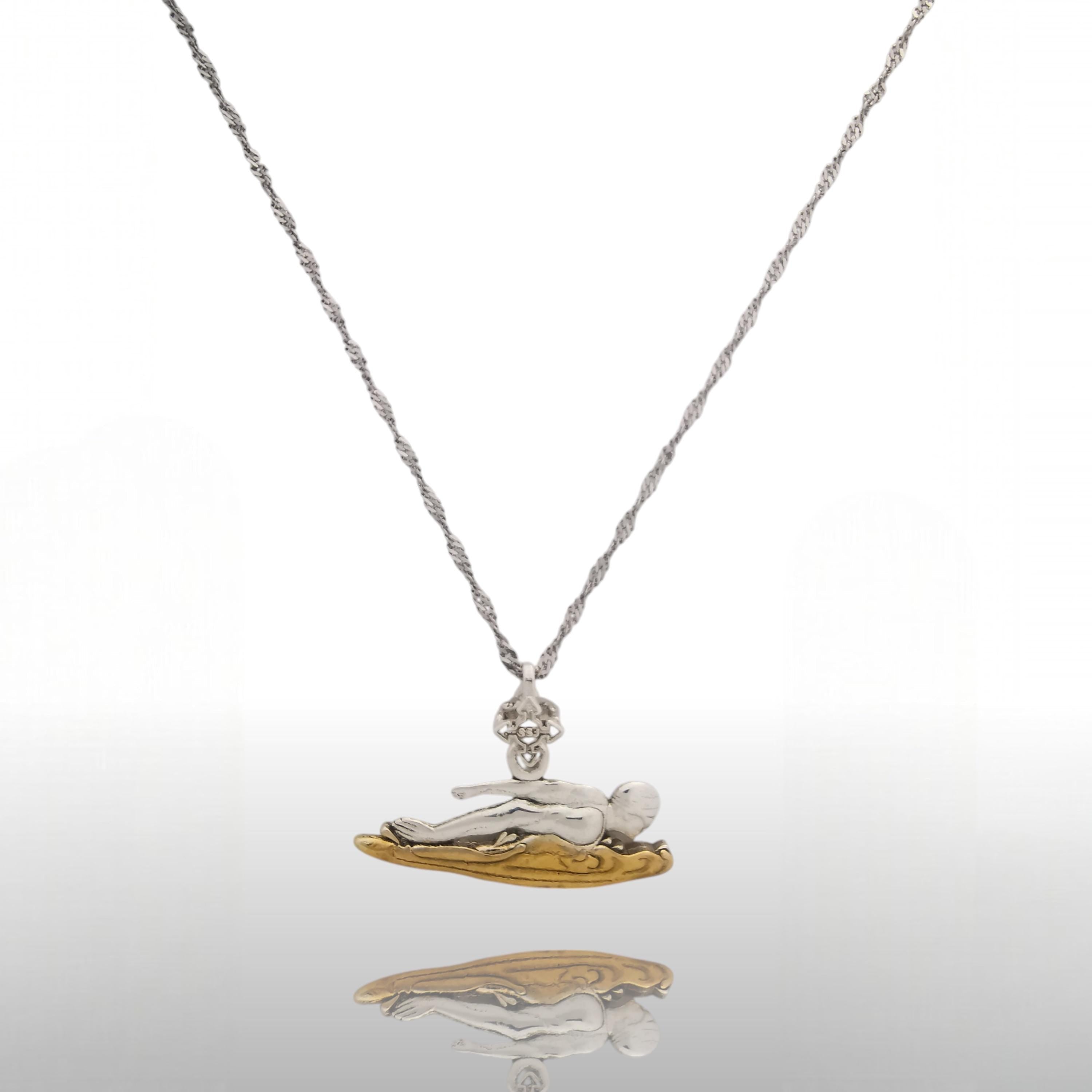 Плувец (бътерфлай) – Мъжки спортен медальон от сребро 925 с частично позлатено покритие – Ръчно изработено спортно бижу – Идеален подарък за мъж, фен на плуването – SSJ