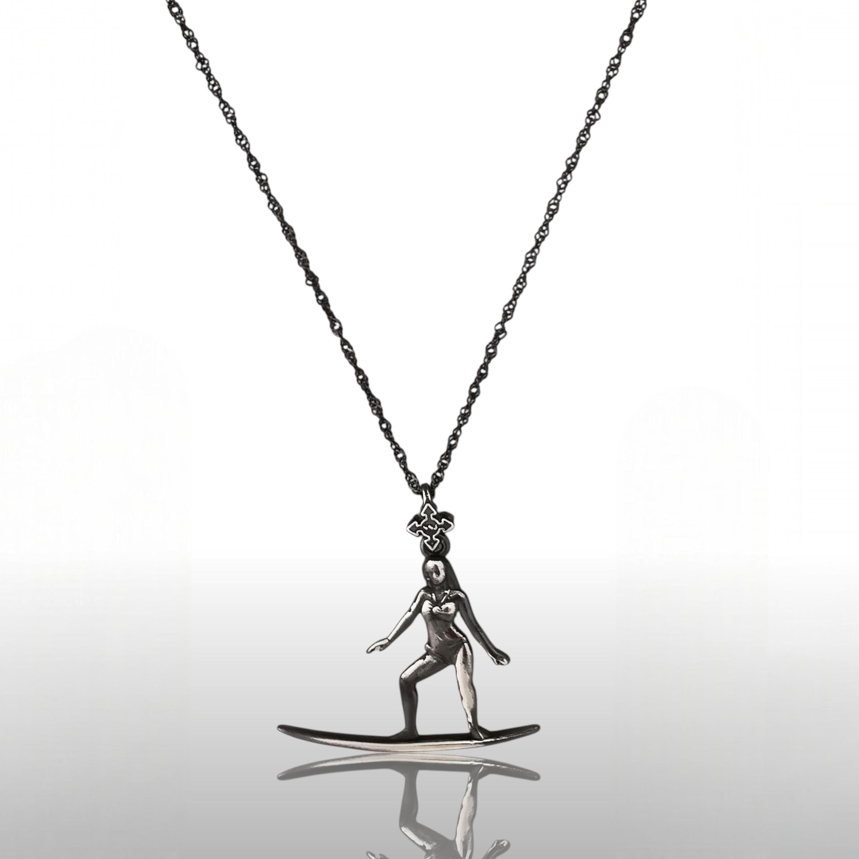 Сърфистка – Дамски спортен медальон от сребро 925 с винтидж покритие – Ръчно изработено спортно бижу – Идеален подарък за жена, фенка на сърфа – SSJ