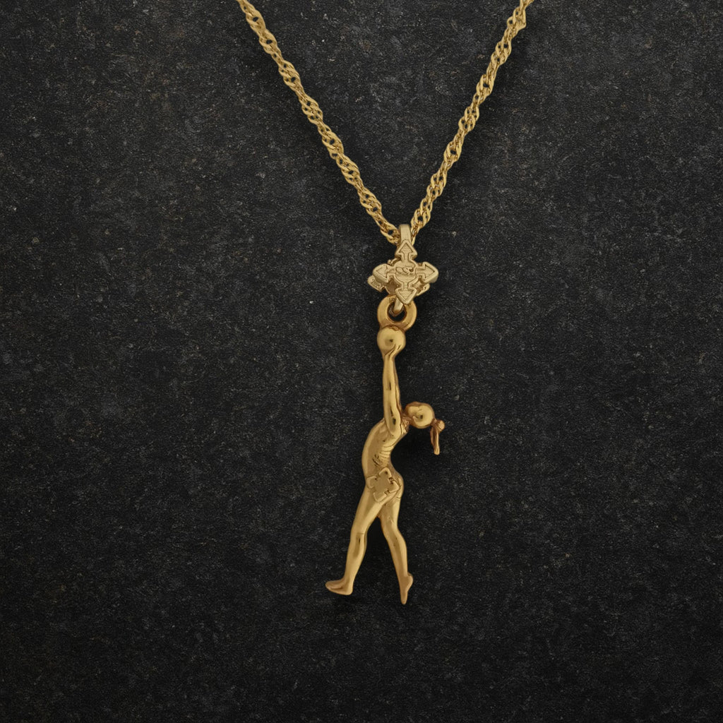 Художествена гимнастика (съчетание с топка) – Дамски спортен медальон от сребро 925 с позлатено покритие – Ръчно изработено спортно бижу – Идеален подарък за жена, фенка на художествената гимнастика – SSJ