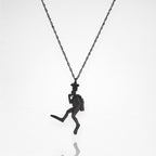 Гмуркач – Мъжки медальон Водолаз от сребро 925 с оксидирано покритие – Ръчно изработено бижу Дайвинг за любители на морето и подводните спортове – SSJ