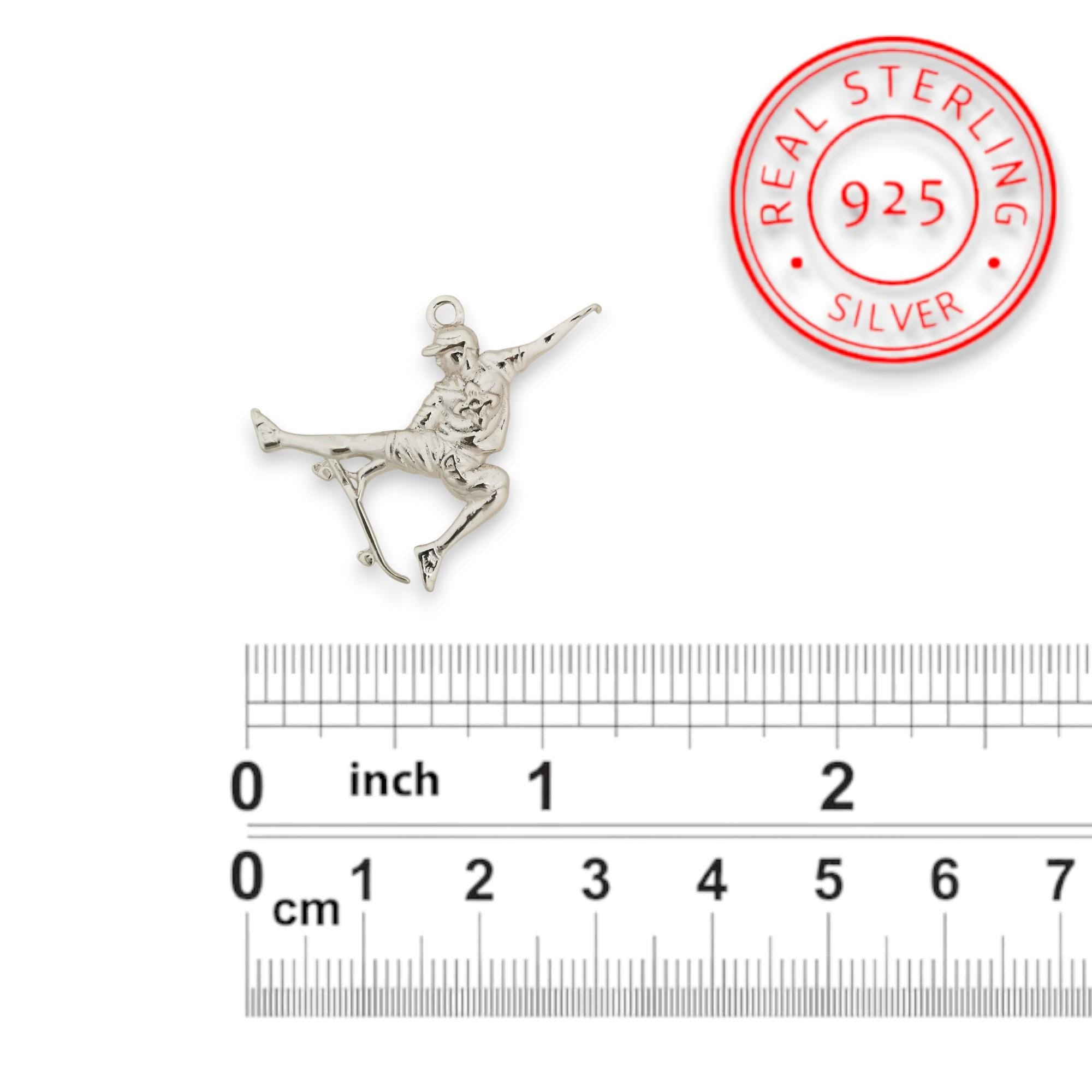 Скейтбордист – Мъжки спортен медальон от сребро 925 в класическо сребро – Ръчно изработено спортно бижу – Идеален подарък за мъж, фен на скейтборда – SSJ