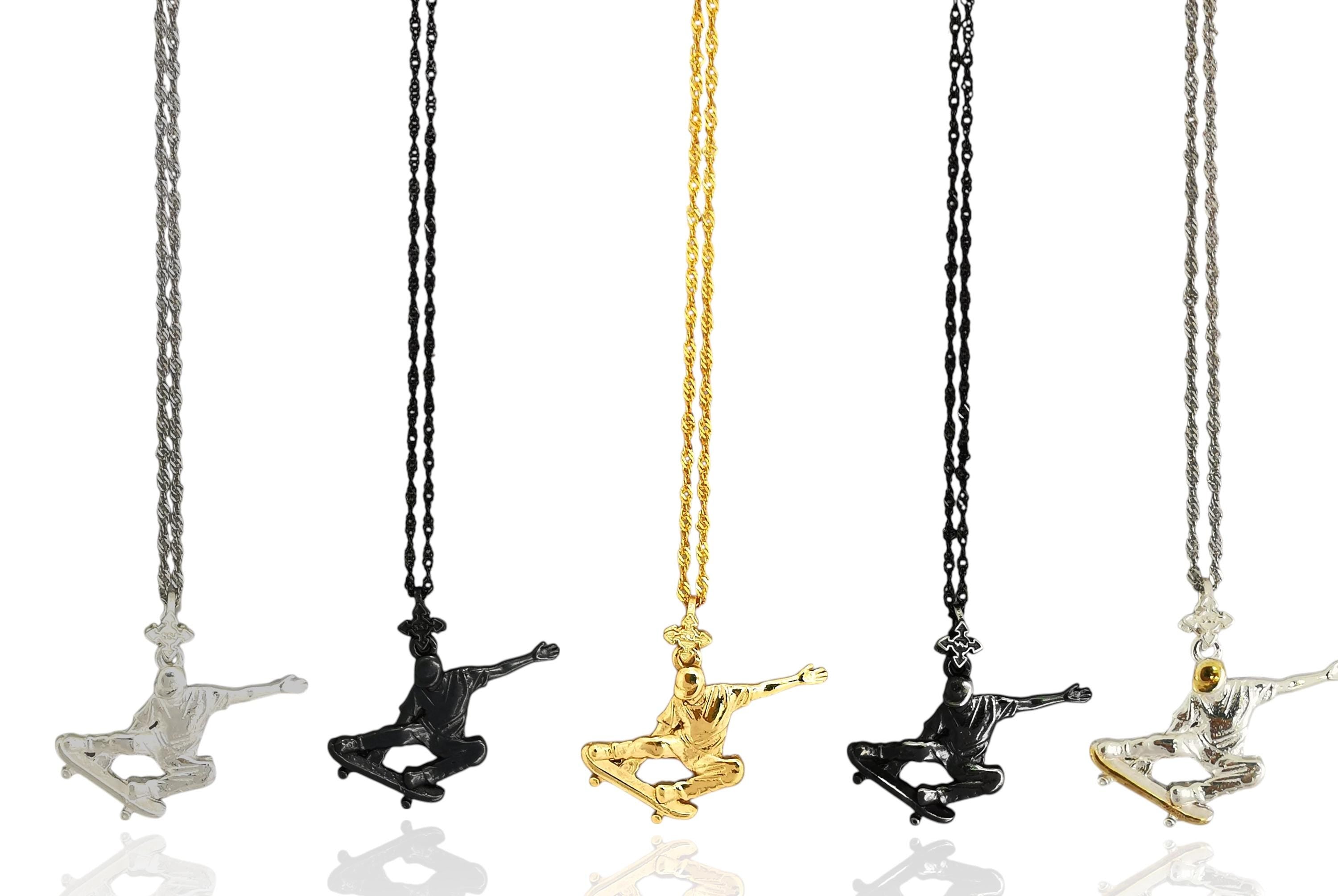 Скейтбордист (скок) – Мъжки спортен медальон от класическо сребро 925 – Ръчно изработено спортно бижу – Идеален подарък за мъж, фен на скейтборда – SSJ