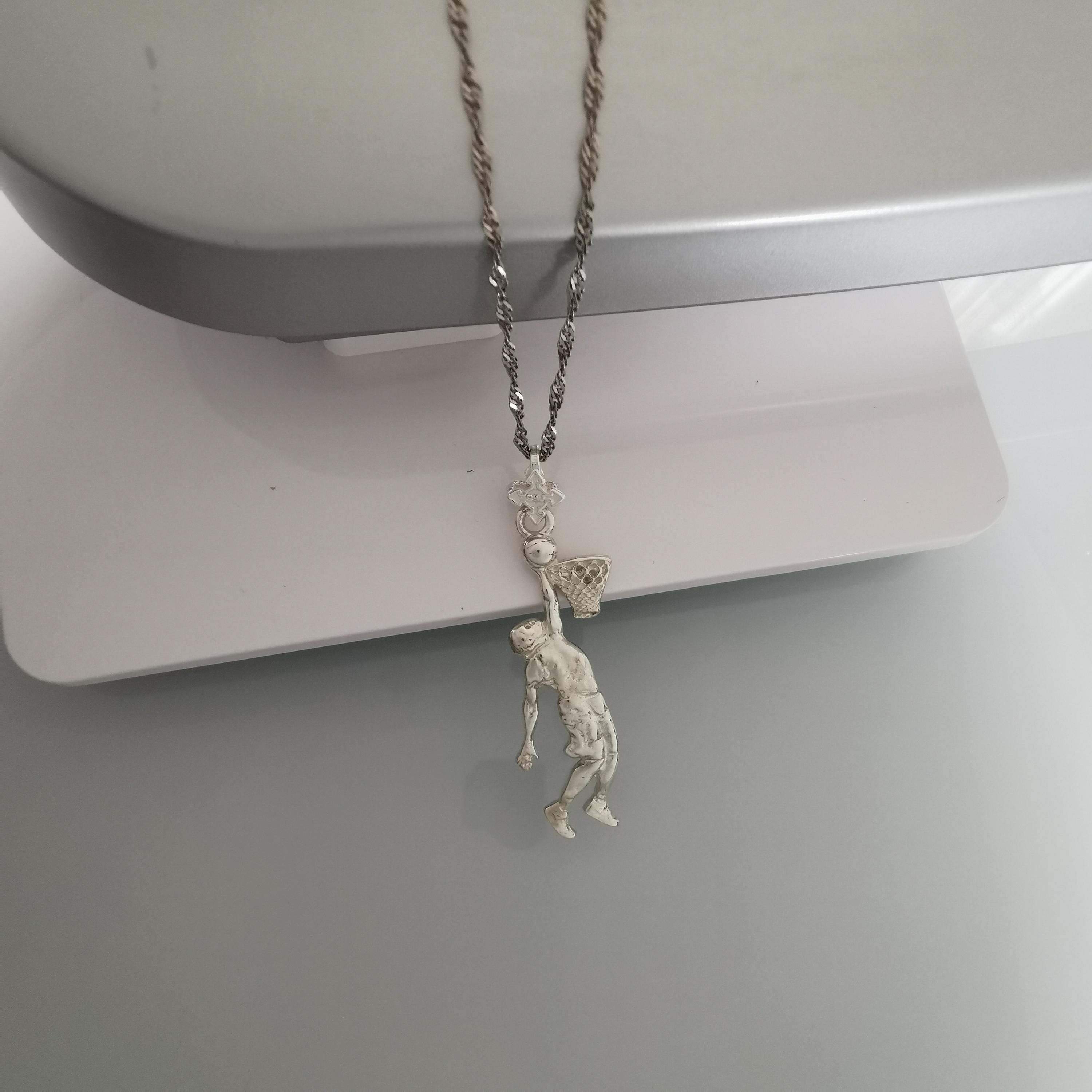 Баскетбол – Мъжки спортен медальон от сребро 925 с класическо полирано покритие – Ръчно изработено бижу талисман за баскетболисти и фенове – Идеален подарък за спортист или треньор – SSJ