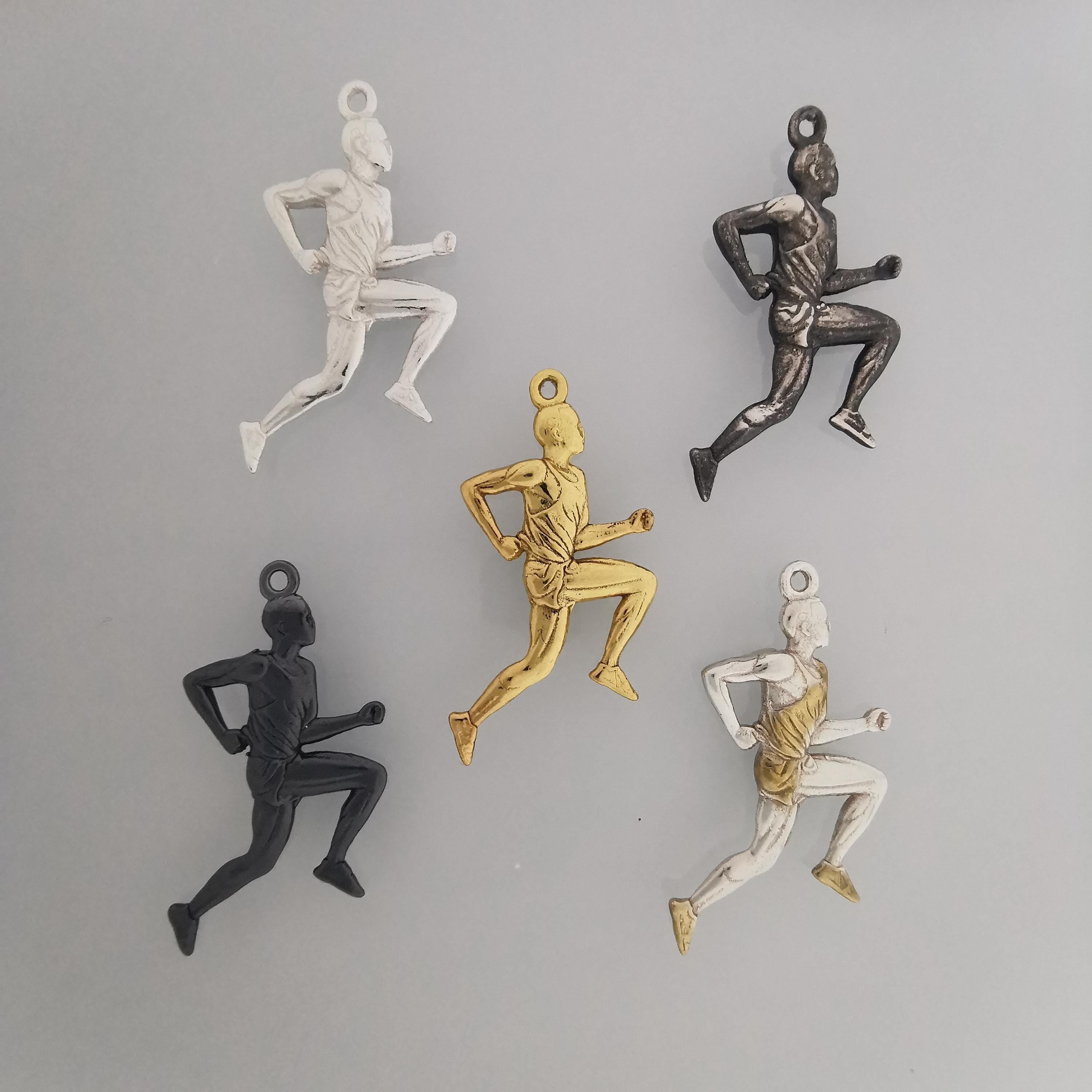 Атлет – Мъжки спортен медальон за бегачи, спринтьори и маратонци от сребро 925 – Ръчно изработено бижу талисман за лекоатлети – SSJ