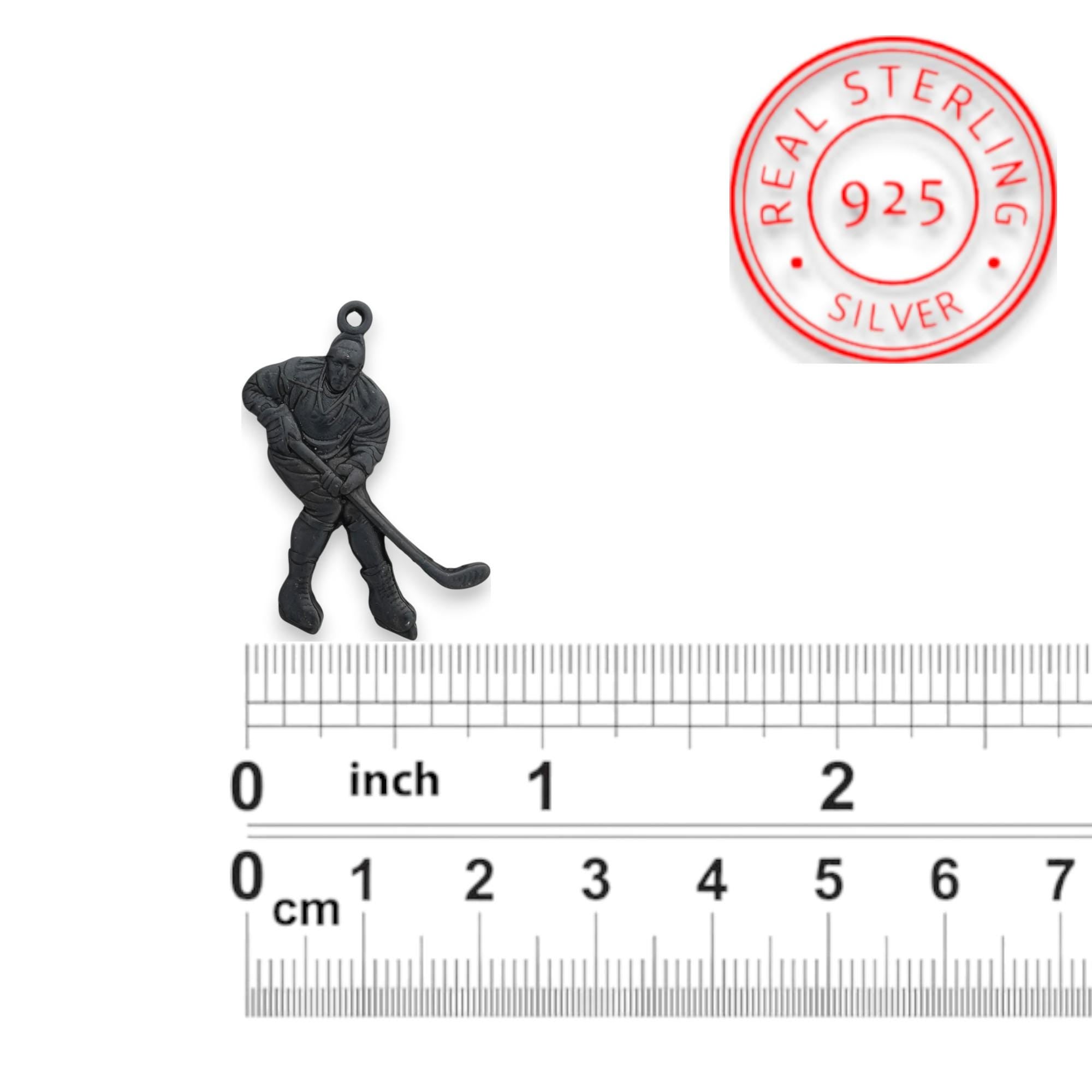 Хокеист (удар с шайба) – Мъжки спортен медальон от сребро 925 с оксидирано покритие – Ръчно изработено спортно бижу – Идеален подарък за мъж, фен на хокея – SSJ