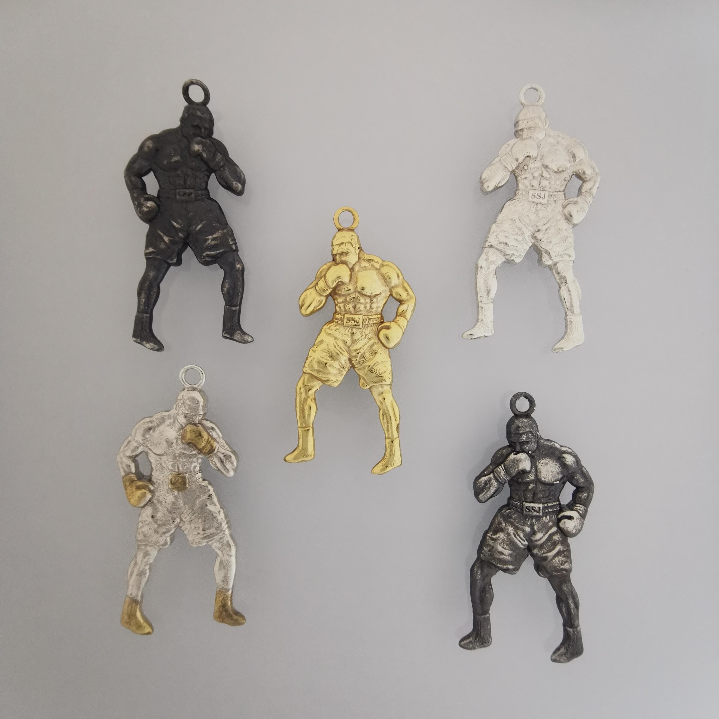 Боксьор – Мъжки спортен медальон за бойци, боксьори и MMA атлети от сребро 925 с позлатено покритие – Ръчно изработено бижу талисман за бойни изкуства – SSJ