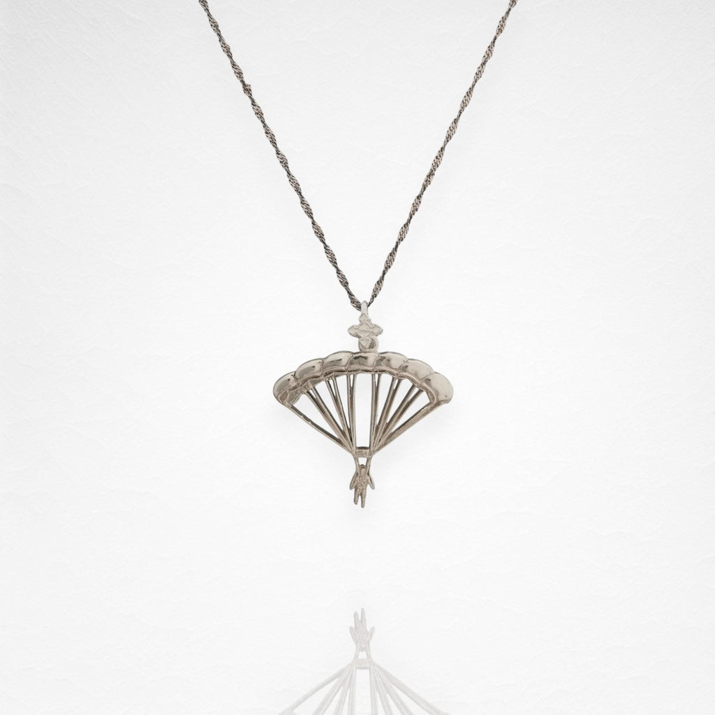 Парашутизъм (Скайдайвинг) – Унисекс спортен медальон от сребро 925 в класическо сребро – Ръчно изработено спортно бижу – Идеален подарък за фен на екстремните спортове – SSJ