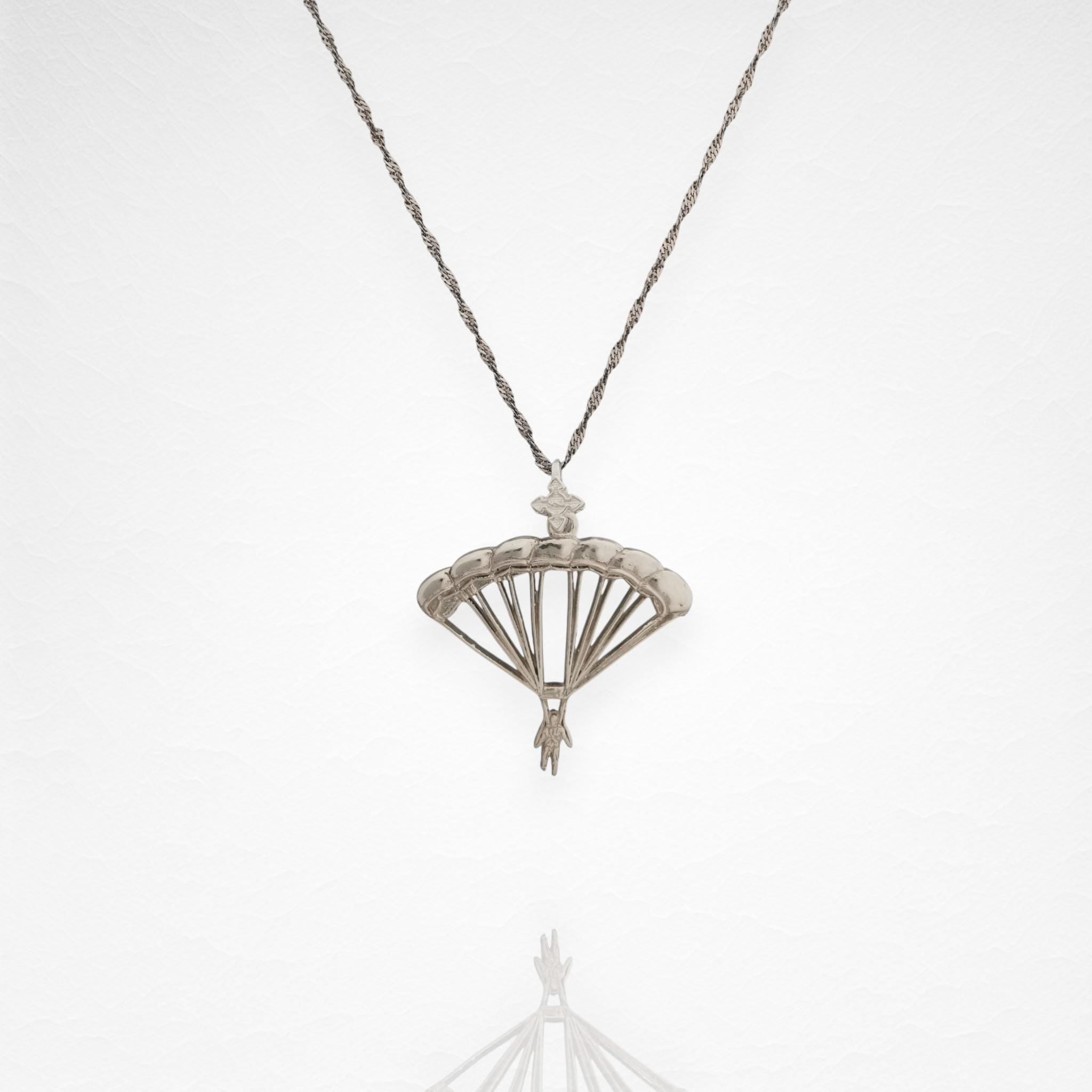 Парашутизъм (Скайдайвинг) – Унисекс спортен медальон от сребро 925 в класическо сребро – Ръчно изработено спортно бижу – Идеален подарък за фен на екстремните спортове – SSJ