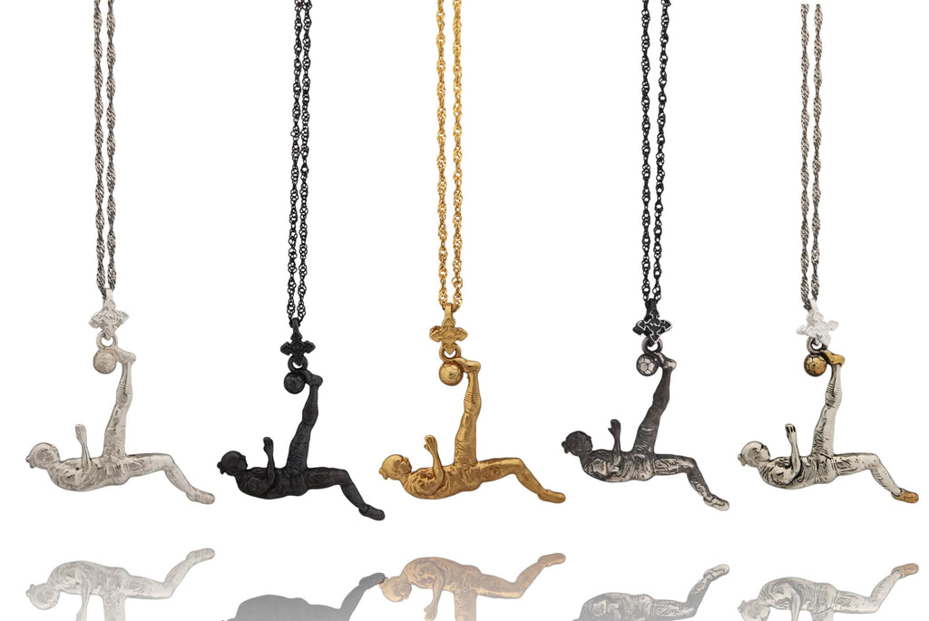 Футболист (задна ножица) – Мъжки спортен медальон от сребро 925 с винтидж покритие – Ръчно изработено спортно бижу – Идеален подарък за мъж, фен на футбола – SSJ