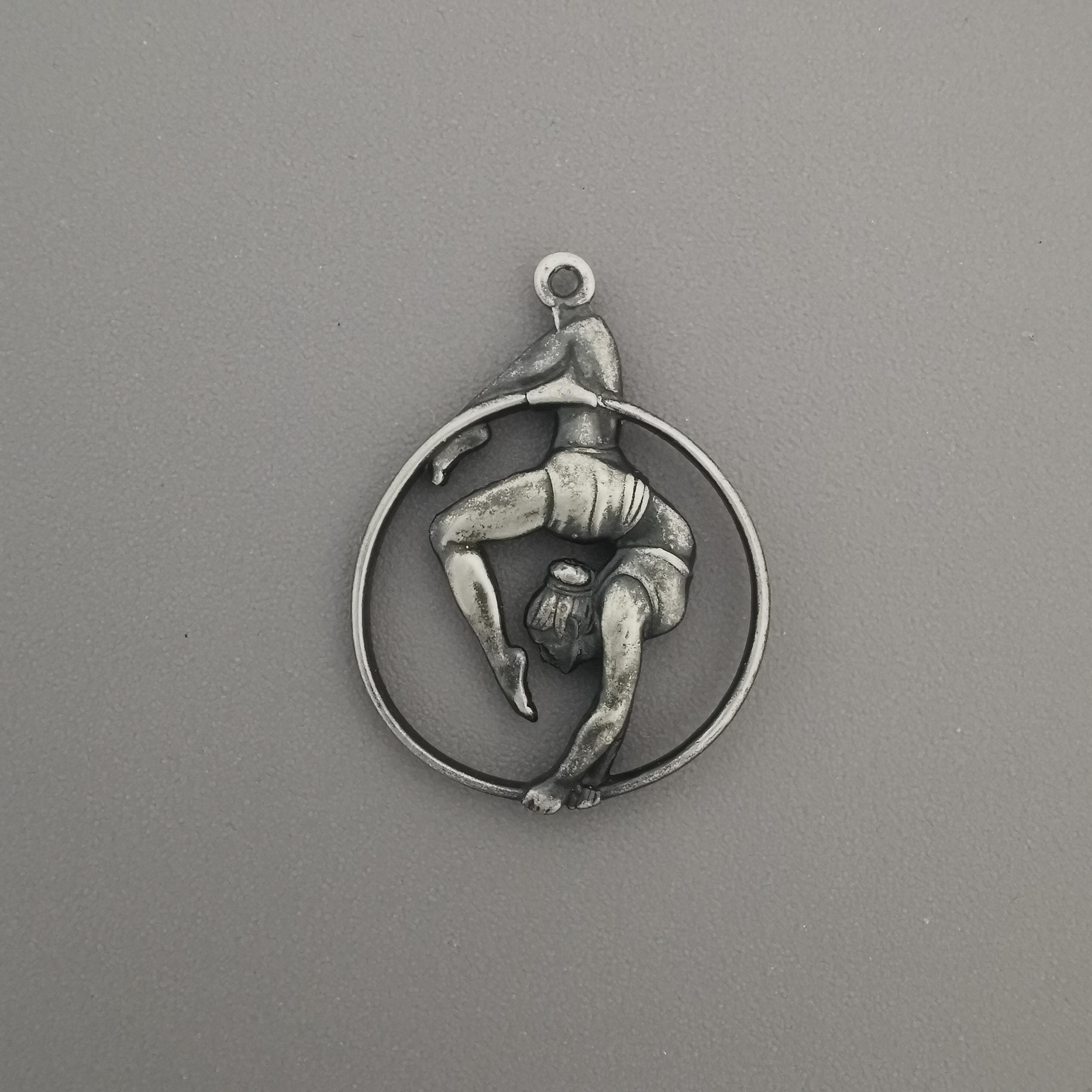 Въздушна акробатика – Женски спортен медальон от сребро 925 с винтидж покритие – Ръчно изработено бижу талисман за гимнастички и артистки – Идеален подарък за спортист, треньор или фен – SSJ