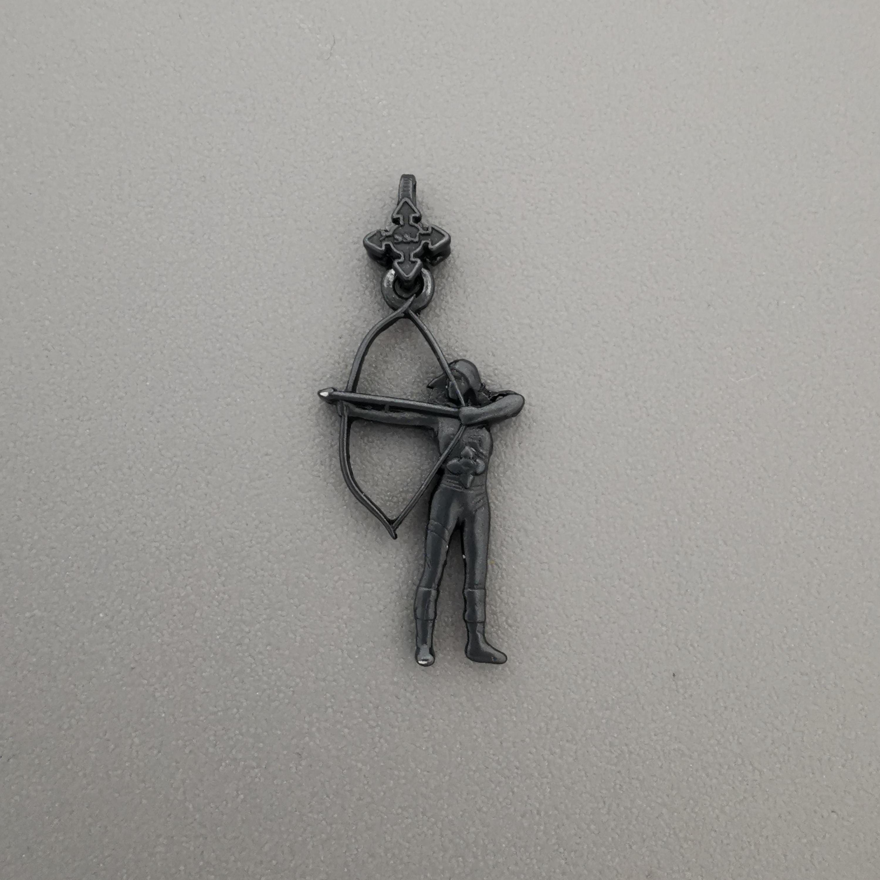 Стрелба с лък – Дамски спортен медальон от сребро 925 с оксидирано покритие – Ръчно изработено спортно бижу – Идеален подарък за жена, фенка на стрелбата с лък – SSJ