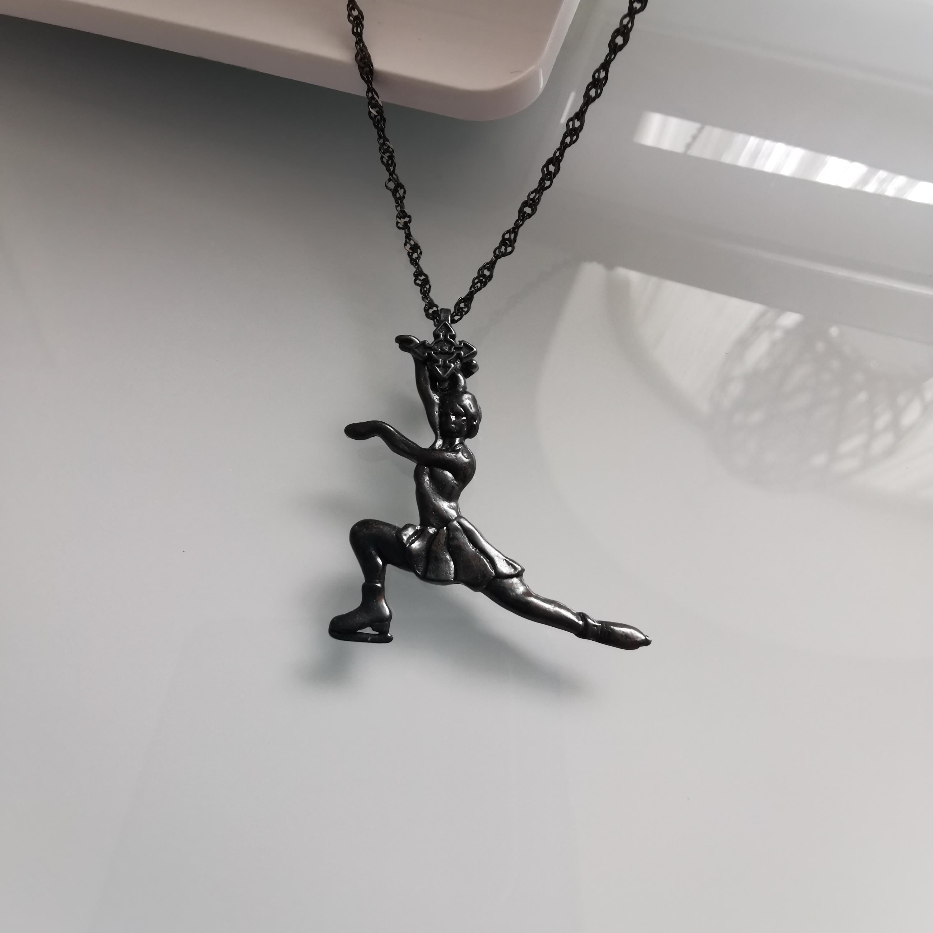 Фигурно пързаляне – Дамски спортен медальон от сребро 925 с оксидирано покритие – Ръчно изработено спортно бижу – Идеален подарък за жена, фенка на фигурното пързаляне – SSJ