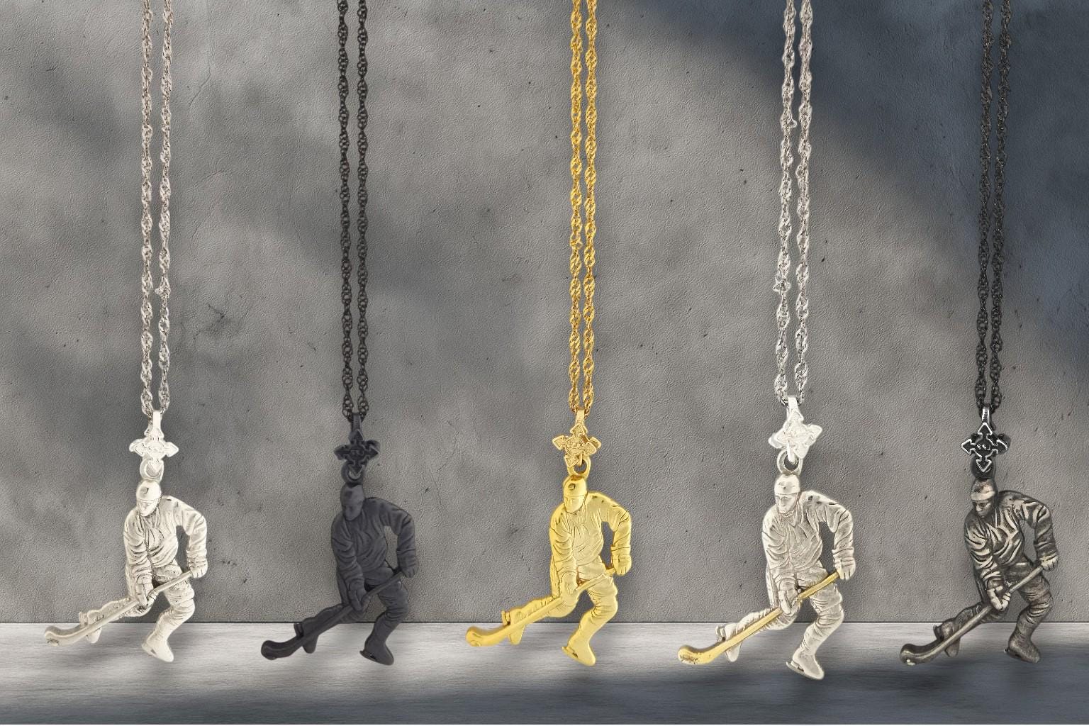 Хокеист (водене на шайба) – Мъжки спортен медальон от сребро 925 с оксидирано покритие – Ръчно изработено спортно бижу – Идеален подарък за мъж, фен на хокея – SSJ