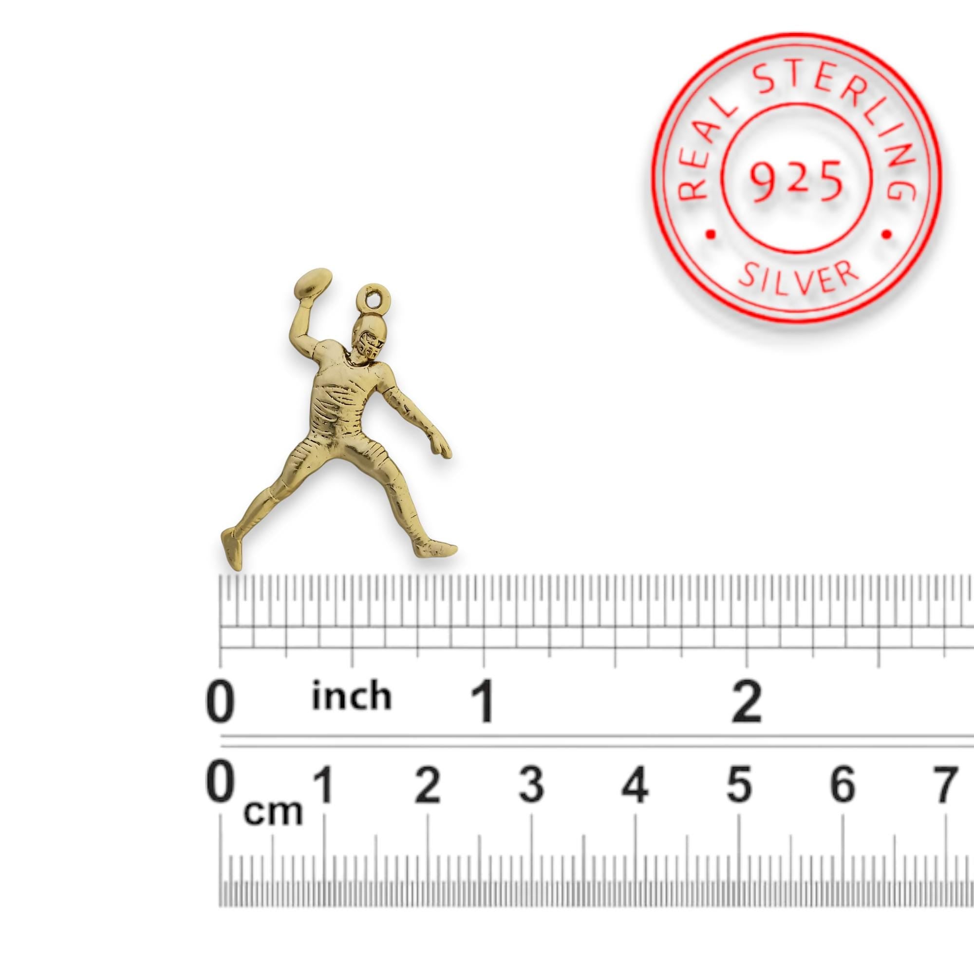 Американски футбол – Мъжки спортен медальон от сребро 925 с позлатено покритие – Ръчно изработено бижу талисман за спортисти и фенове – Идеален подарък за играч, треньор или почитател – SSJ