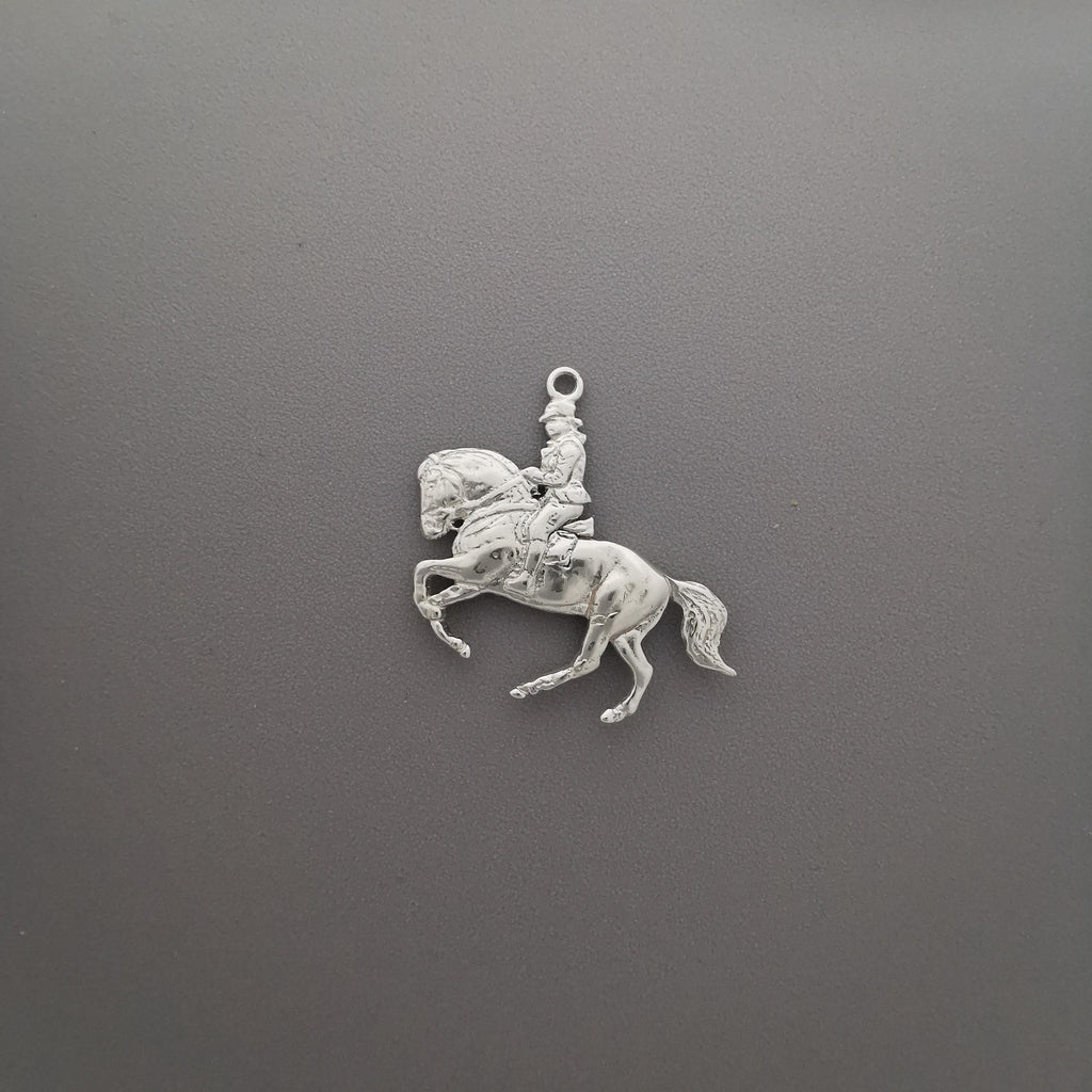Конен спорт – Мъжки медальон „Ездач“ (обездка) – Класическо сребро 925 – Ръчно изработено бижу/талисман – Идеален подарък за мъж – SSJ