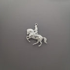 Конен спорт – Мъжки медальон „Ездач“ (обездка) – Класическо сребро 925 – Ръчно изработено бижу/талисман – Идеален подарък за мъж – SSJ