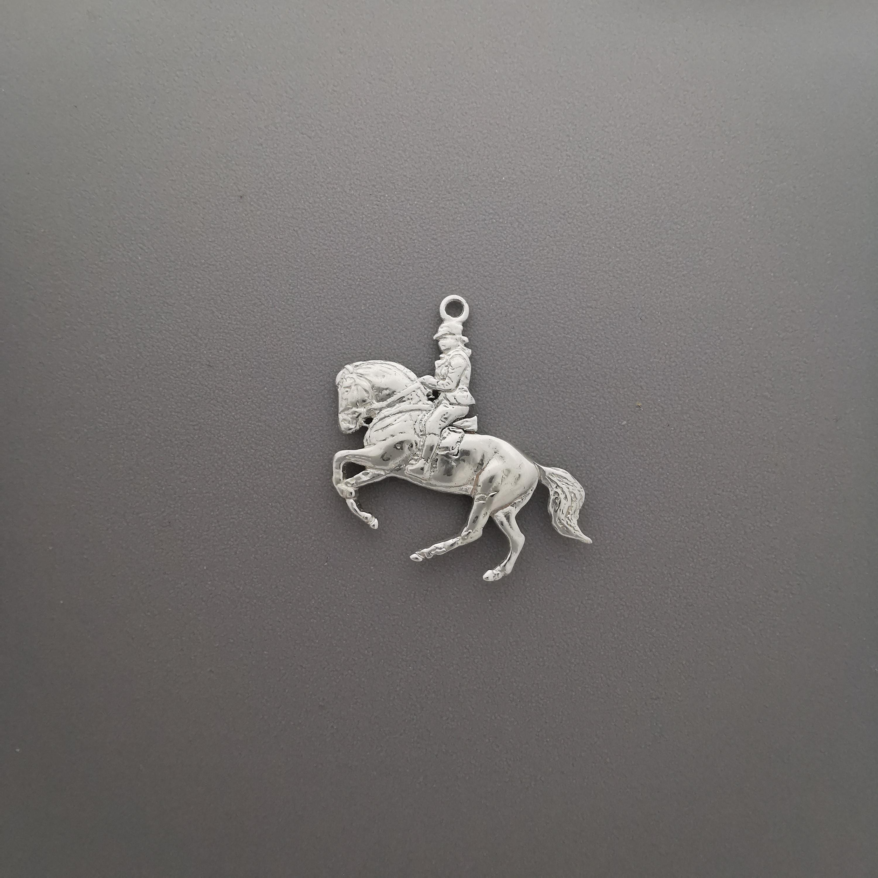 Конен спорт – Мъжки медальон „Ездач“ (обездка) – Класическо сребро 925 – Ръчно изработено бижу/талисман – Идеален подарък за мъж – SSJ