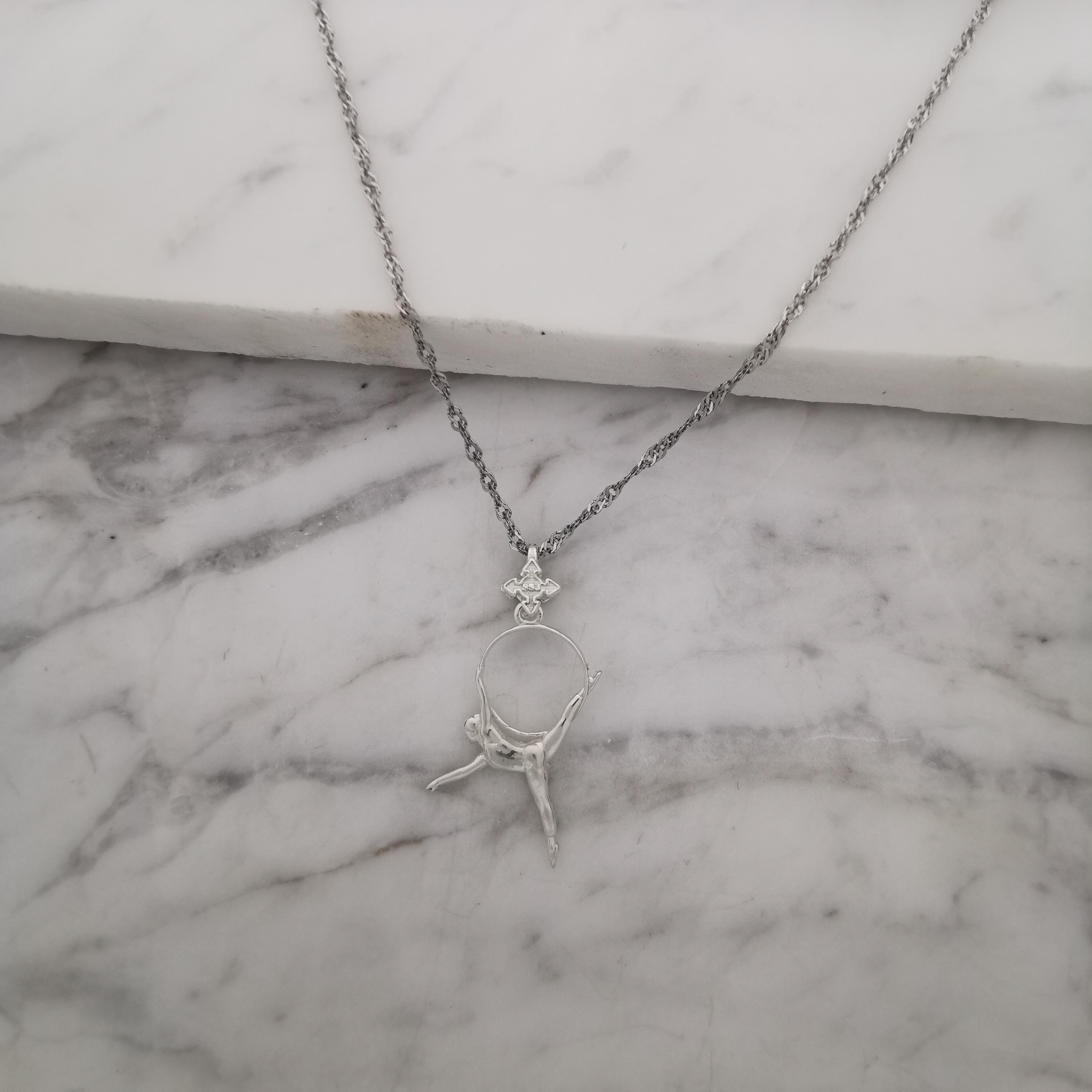 Въздушна акробатика – Женски спортен медальон от сребро 925 с класическо полирано покритие – Ръчно изработено бижу талисман за гимнастички и танцьорки – Идеален подарък за спортист, треньор или фен – SSJ