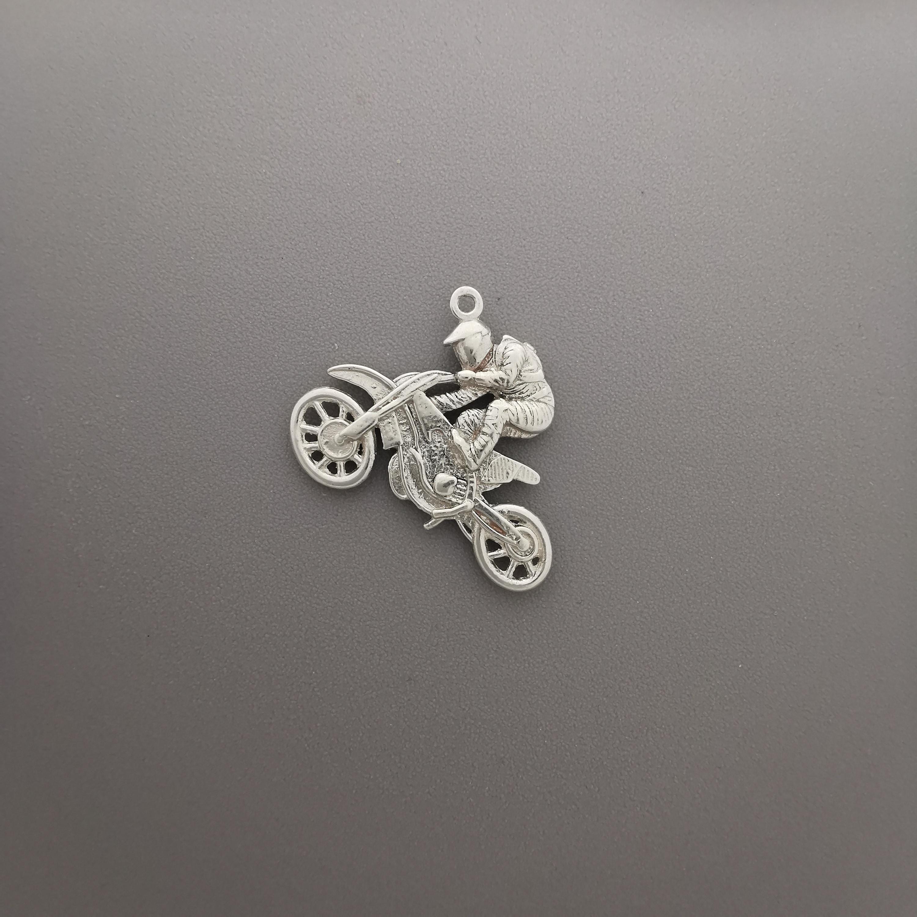 Мотокрос скок – Мъжки спортен медальон от сребро 925 в класическо сребро – Ръчно изработено спортно бижу – Идеален подарък за мъж, фен на мотокроса – SSJ