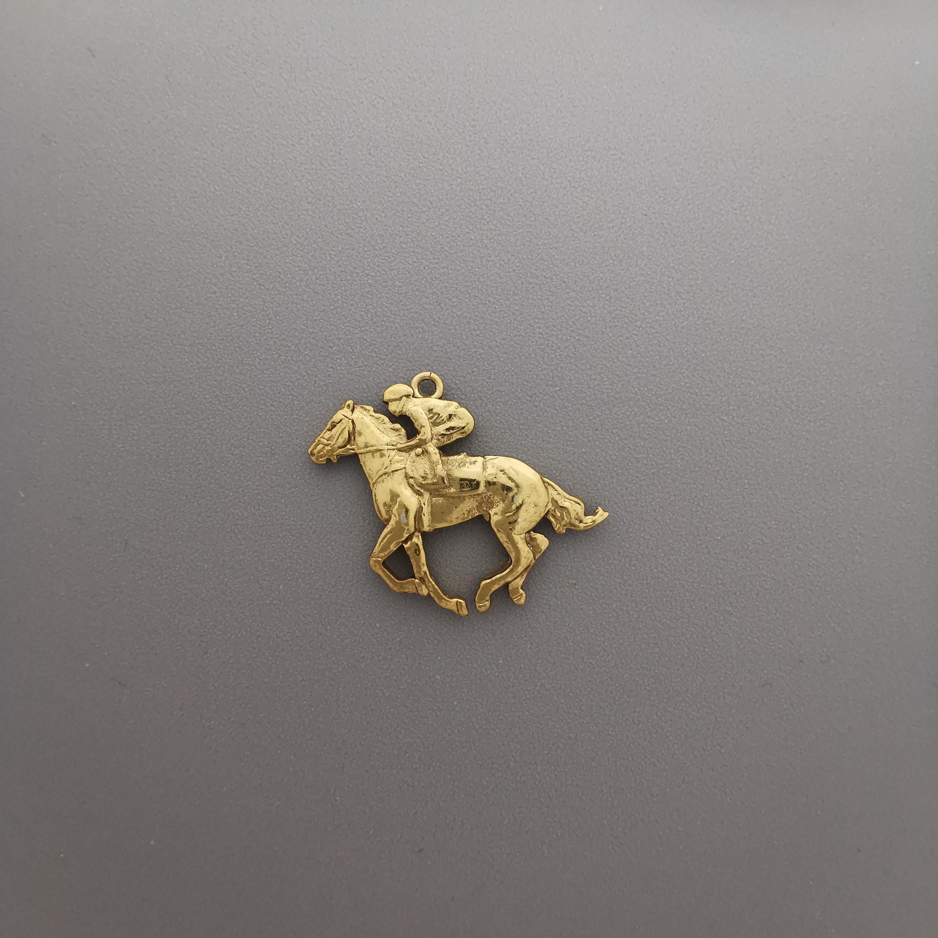 Жокей – Мъжки спортен медальон със състезателен кон – Позлатено покритие – Сребро 925 – Ръчно изработено бижу/талисман конен спорт – Идеален подарък – SSJ