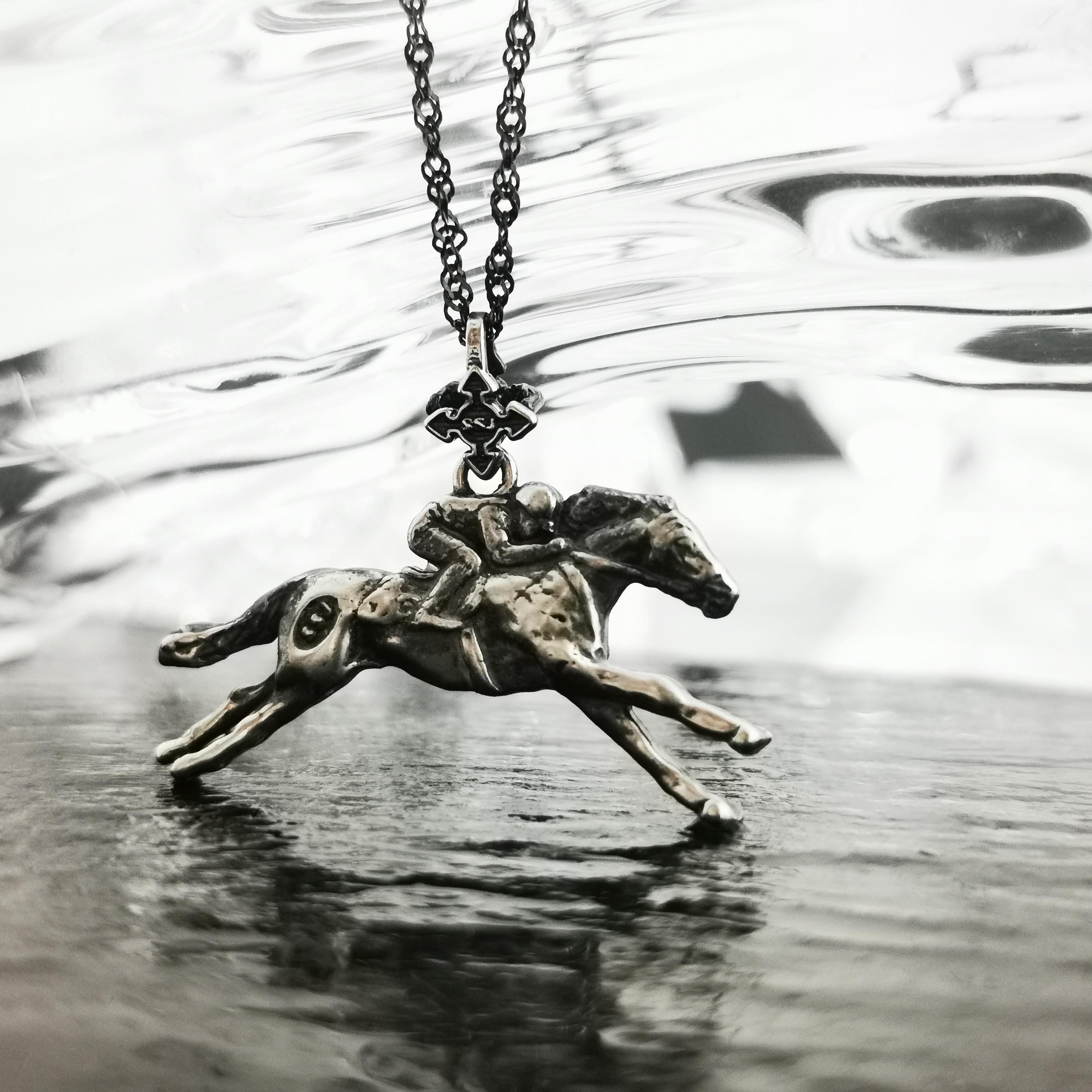Конни надбягвания – Мъжки медальон „Жокей на състезателен кон“ – Винтидж покритие – Сребро 925 – Ръчно изработено спортно бижу/талисман за конен спорт – Идеален подарък за мъж – SSJ