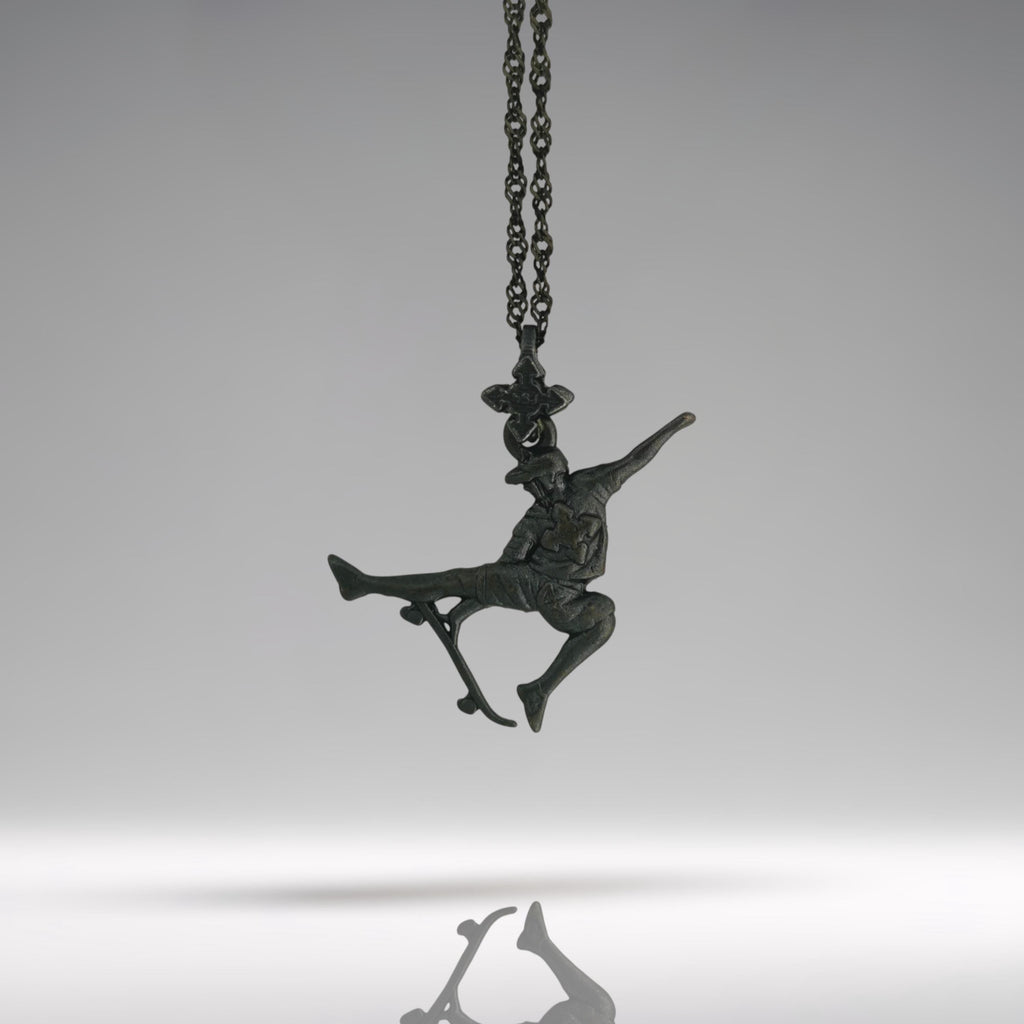 Скейтбордист – Мъжки спортен медальон от сребро 925 с оксидирано покритие – Ръчно изработено спортно бижу – Идеален подарък за мъж, фен на скейтборда – SSJ